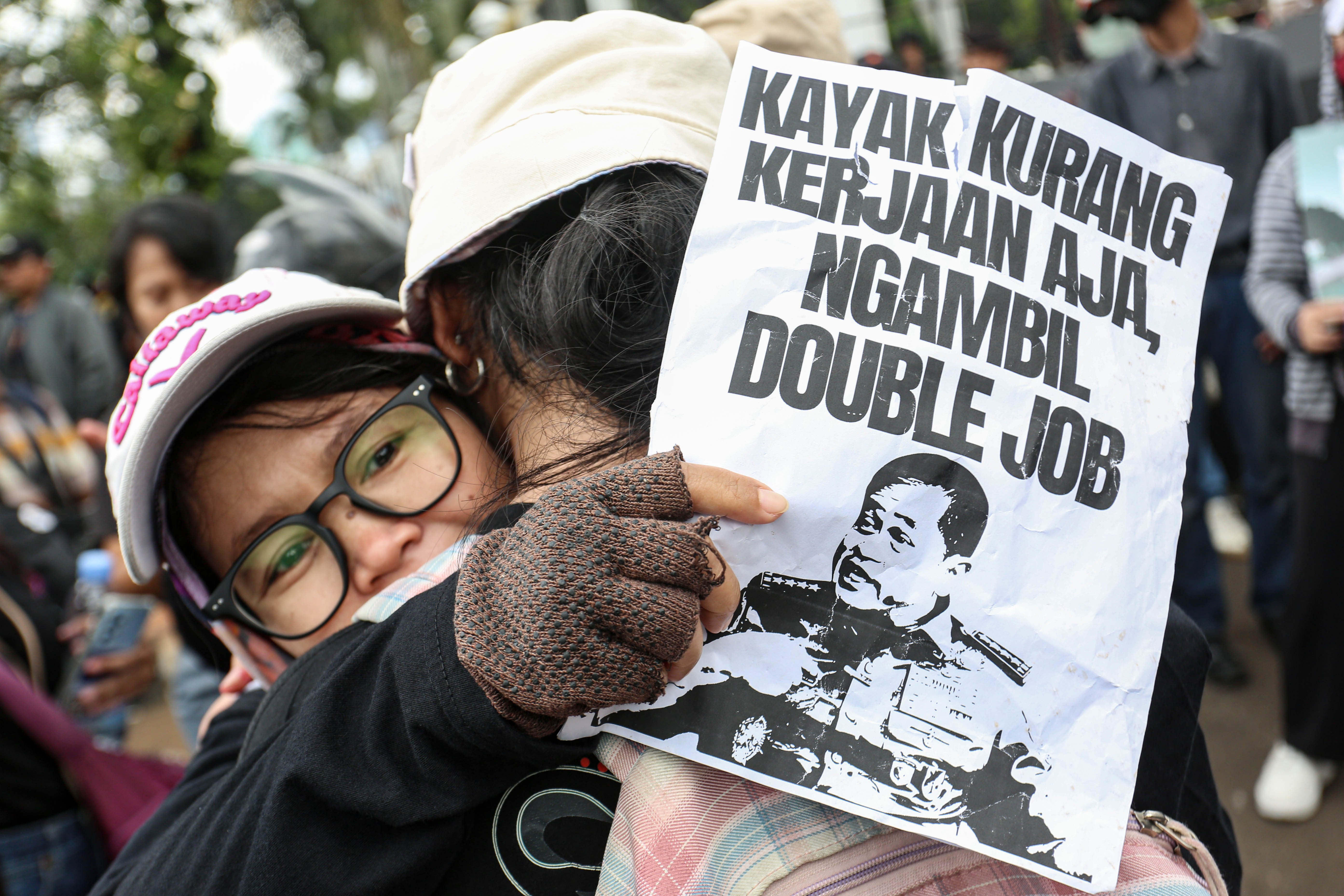 Pengunjuk rasa memeluk rekannya saat menggelar aksi demonstrasi terkait Revisi Undang-Undang TNI di depan gedung DPR, Senayan, Jakarta, Kamis (20/3/2025). Unjuk rasa yang diikuti oleh mahasiswa dan koalisi masyarakat sipil tersebut menolak pengesahan RUU TNI yang dinilai dapat mengembalikan dwifungsi TNI seperti di era Orde Baru.