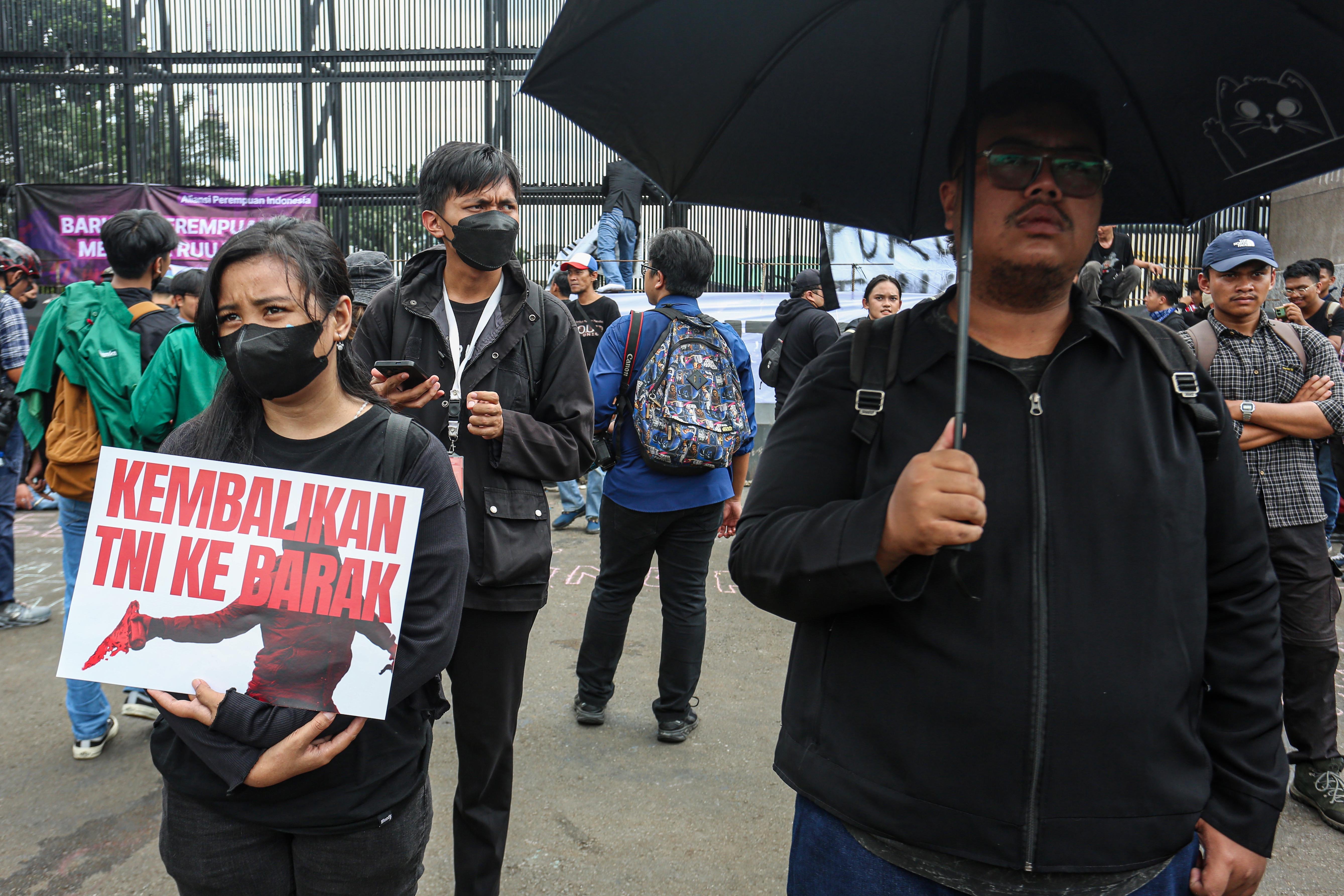 Pengunjuk rasa menyimak orasi saat menggelar aksi demonstrasi terkait Revisi Undang-Undang TNI di depan gedung DPR, Senayan, Jakarta, Kamis (20/3/2025). Unjuk rasa yang diikuti oleh mahasiswa dan koalisi masyarakat sipil tersebut menolak pengesahan RUU TNI yang dinilai dapat mengembalikan dwifungsi TNI seperti di era Orde Baru.