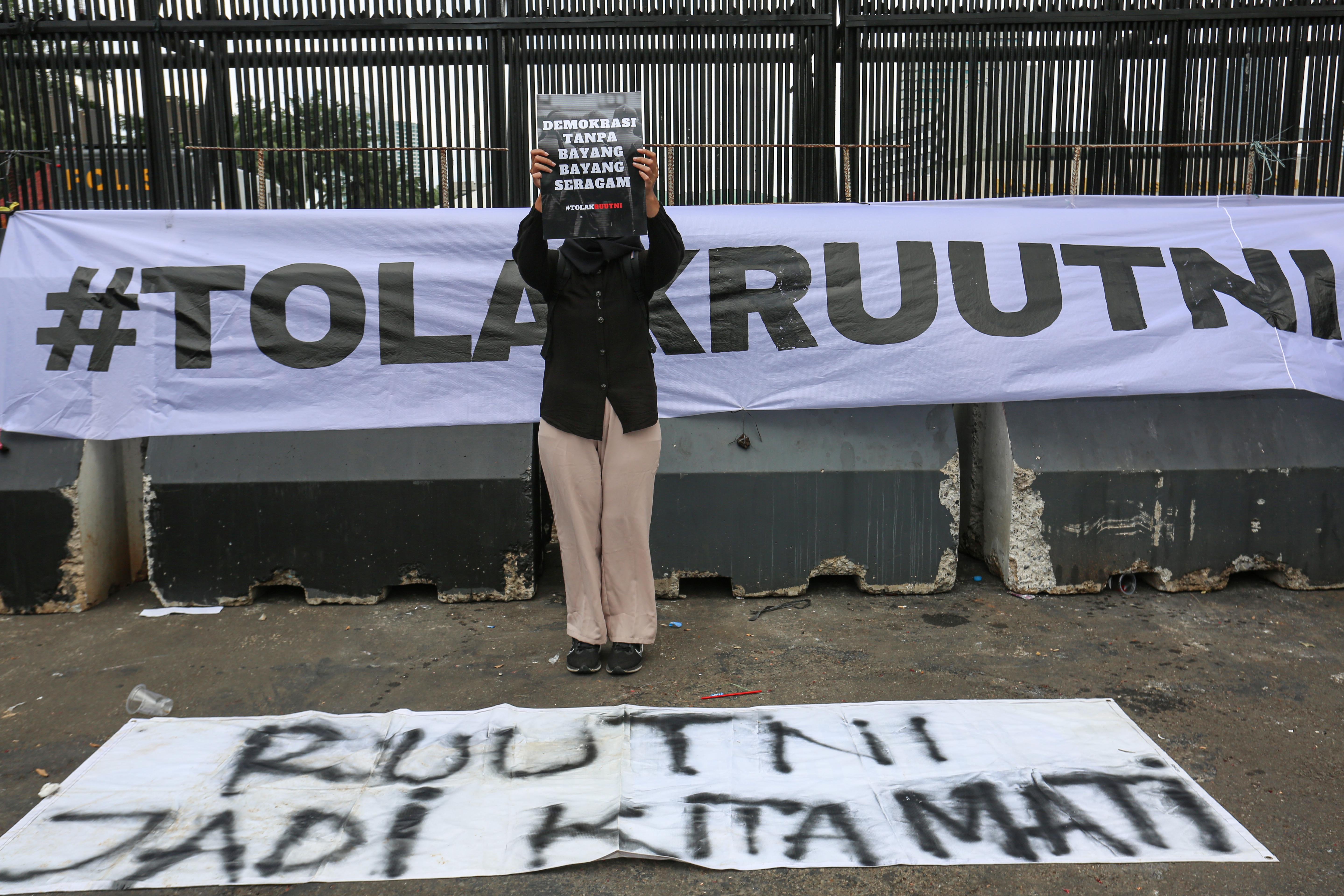 Pengunjuk rasa mengangkat poster tuntutan saat menggelar aksi demonstrasi terkait Revisi Undang-Undang TNI di depan gedung DPR, Senayan, Jakarta, Kamis (20/3/2025). Unjuk rasa yang diikuti oleh mahasiswa dan koalisi masyarakat sipil tersebut menolak pengesahan RUU TNI yang dinilai dapat mengembalikan dwifungsi TNI seperti di era Orde Baru. 