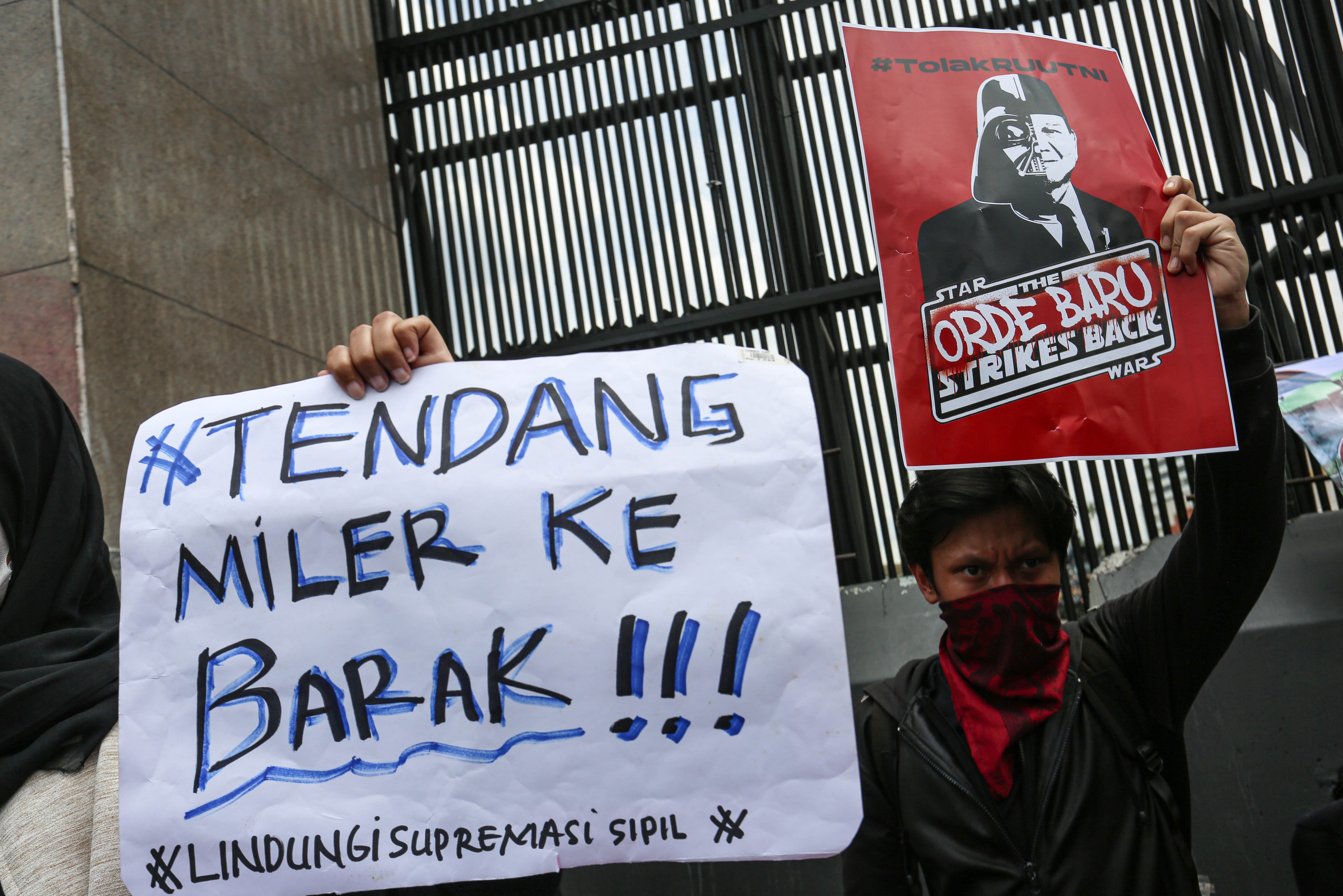 Pengunjuk rasa mengangkat poster tuntutan saat menggelar aksi demonstrasi terkait Revisi Undang-Undang TNI di depan gedung DPR, Senayan, Jakarta, Kamis (20/3/2025). Unjuk rasa yang diikuti oleh mahasiswa dan koalisi masyarakat sipil tersebut menolak pengesahan RUU TNI yang dinilai dapat mengembalikan dwifungsi TNI seperti di era Orde Baru. 