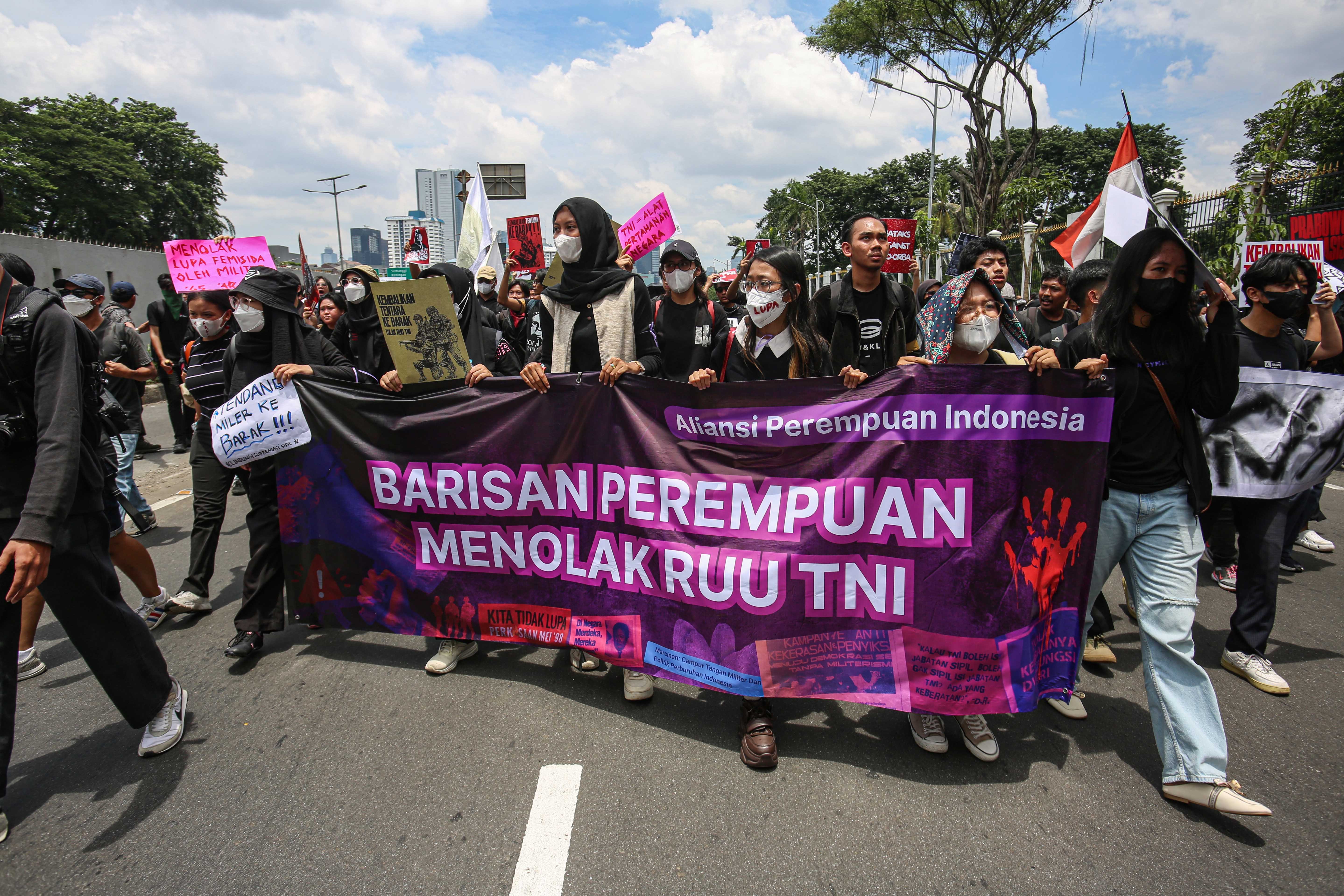 Pengunjuk rasa berjalan untuk menggelar aksi demonstrasi terkait Revisi Undang-Undang TNI di depan gedung DPR, Senayan, Jakarta, Kamis (20/3/2025). Unjuk rasa yang diikuti oleh mahasiswa dan koalisi masyarakat sipil tersebut menolak pengesahan RUU TNI yang dinilai dapat mengembalikan dwifungsi TNI seperti di era Orde Baru.