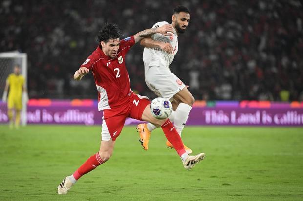 Pesepak bola Timnas Indonesia Kevin Diks (kiri) berebut bola dengan pesepak bola Timnas Bahrain Ali Madan (kanan) pada laga Grup C putaran ketiga Kualifikasi Piala Dunia 2026 Zona Asia di Stadion Utama Gelora Bung Karno, Senayan, Jakarta, Selasa (25/3/2025).