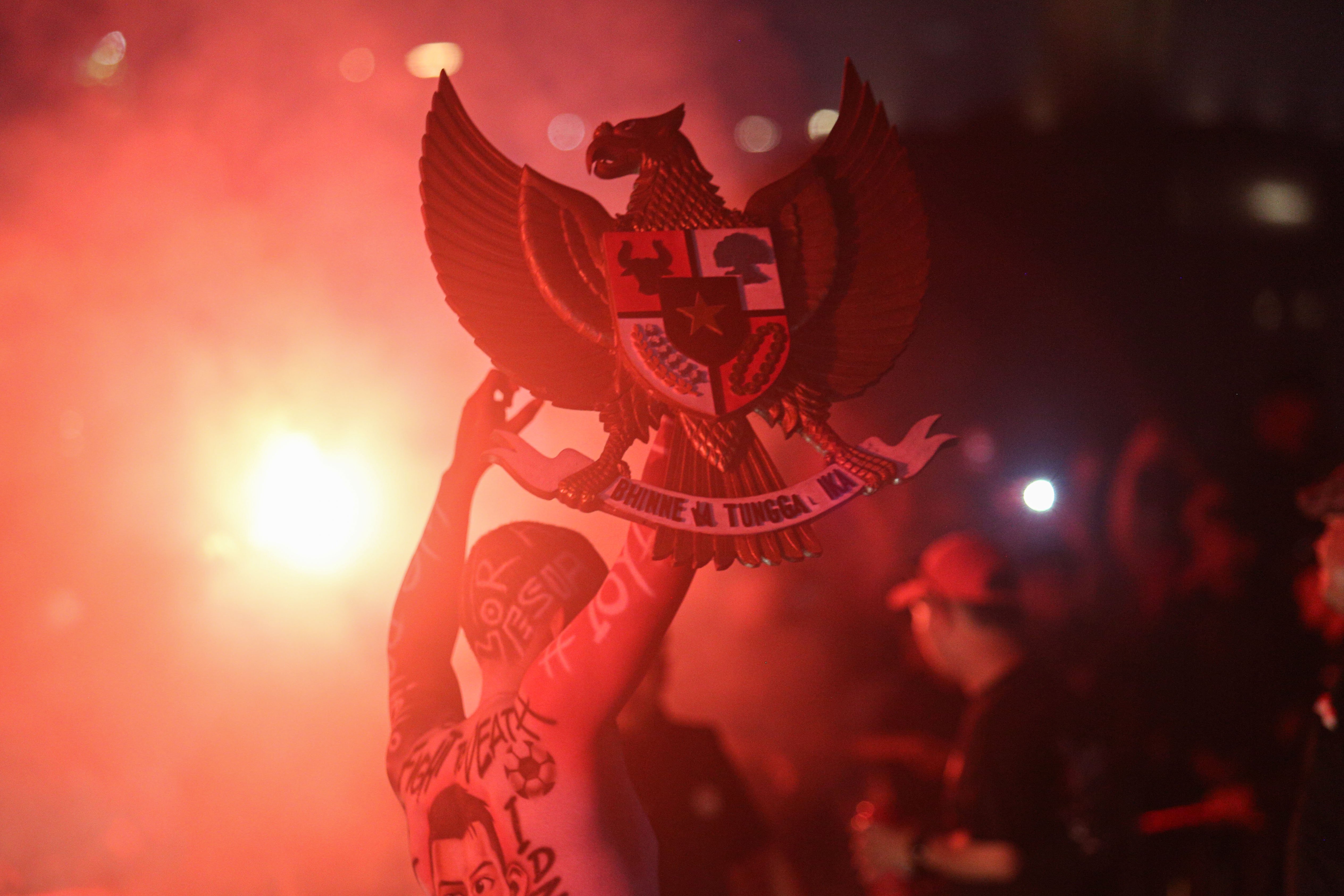 Suporter membawa lambang Garuda Pancasila jelang laga Timnas Indonesia melawan Bahrain di luar area Stadion Utama Gelora Bung Karno, Senayan, Jakarta, Selasa (25/3/2025). Dukungan tersebut ditujukan bagi Timnas Indonesia yang akan berlaga kontra Bahrain dalam putaran ketiga Kualifikasi Piala Dunia 2026 Zona Asia.
