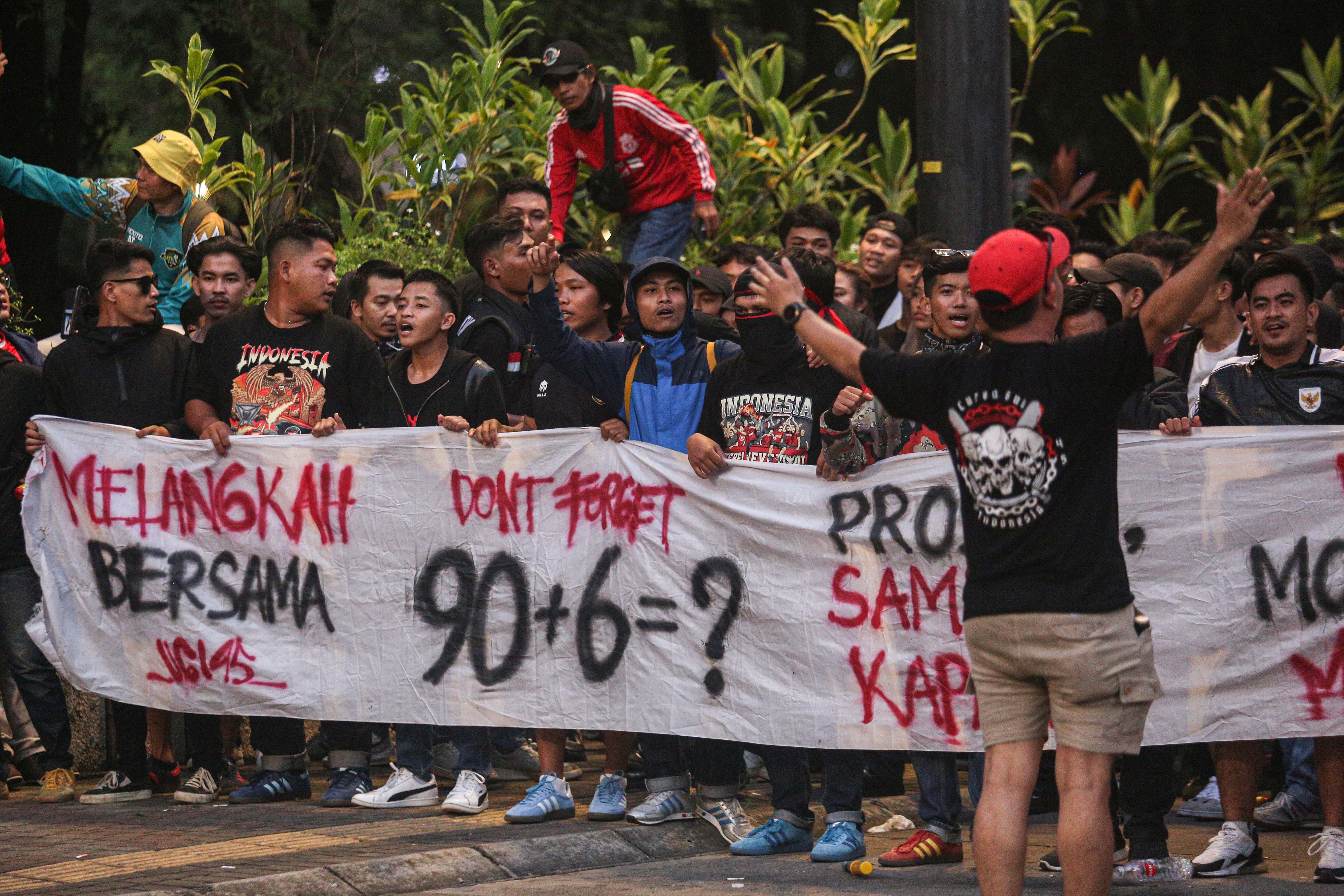 Suporter meneriakkan yel-yel jelang laga Timnas Indonesia melawan Bahrain di luar area Stadion Utama Gelora Bung Karno, Senayan, Jakarta, Selasa (25/3/2025). Dukungan tersebut ditujukan bagi Timnas Indonesia yang akan berlaga kontra Bahrain dalam putaran ketiga Kualifikasi Piala Dunia 2026 Zona Asia.