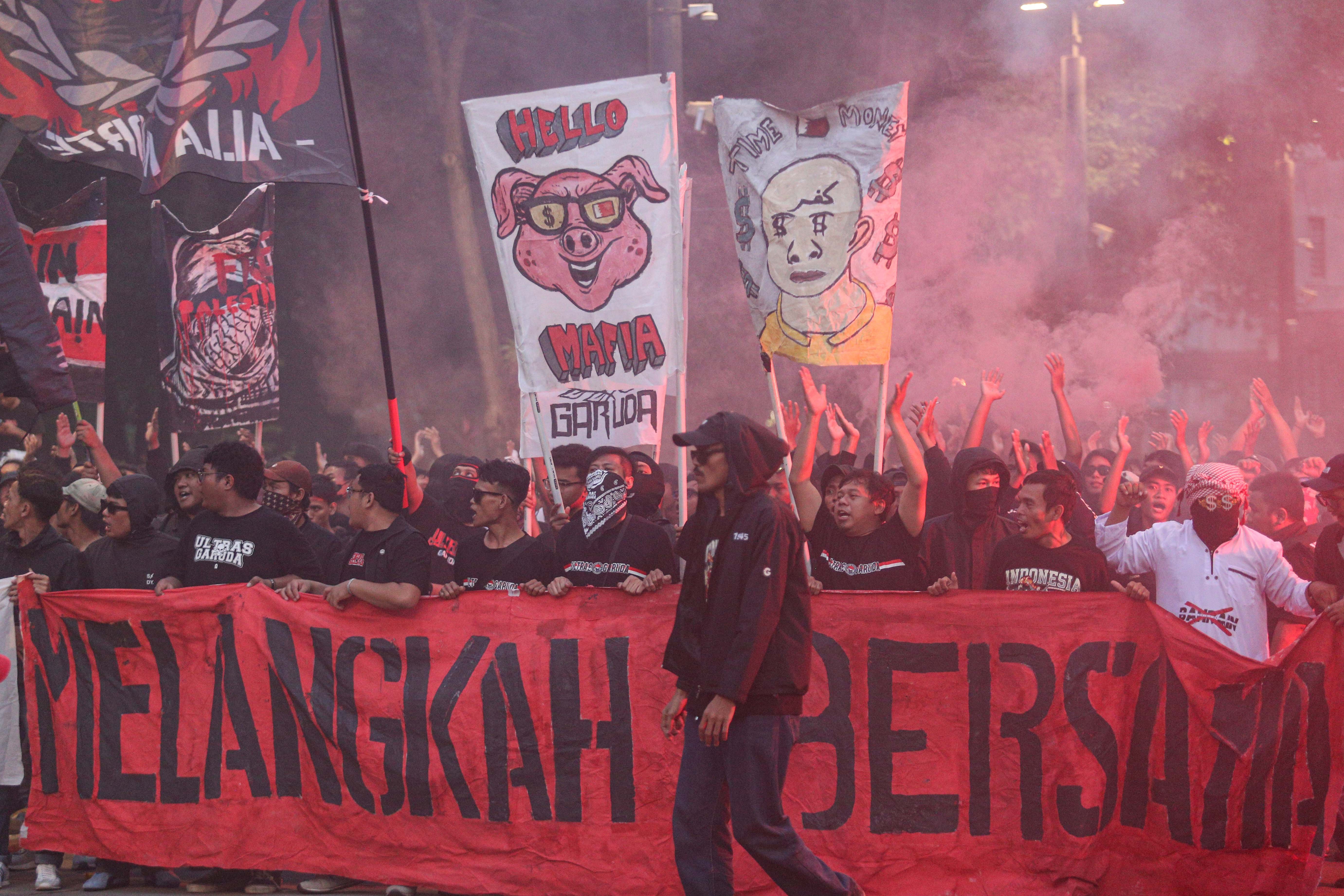 Suporter meneriakkan yel-yel jelang laga Timnas Indonesia melawan Bahrain di luar area Stadion Utama Gelora Bung Karno, Senayan, Jakarta, Selasa (25/3/2025). Dukungan tersebut ditujukan bagi Timnas Indonesia yang akan berlaga kontra Bahrain dalam putaran ketiga Kualifikasi Piala Dunia 2026 Zona Asia.