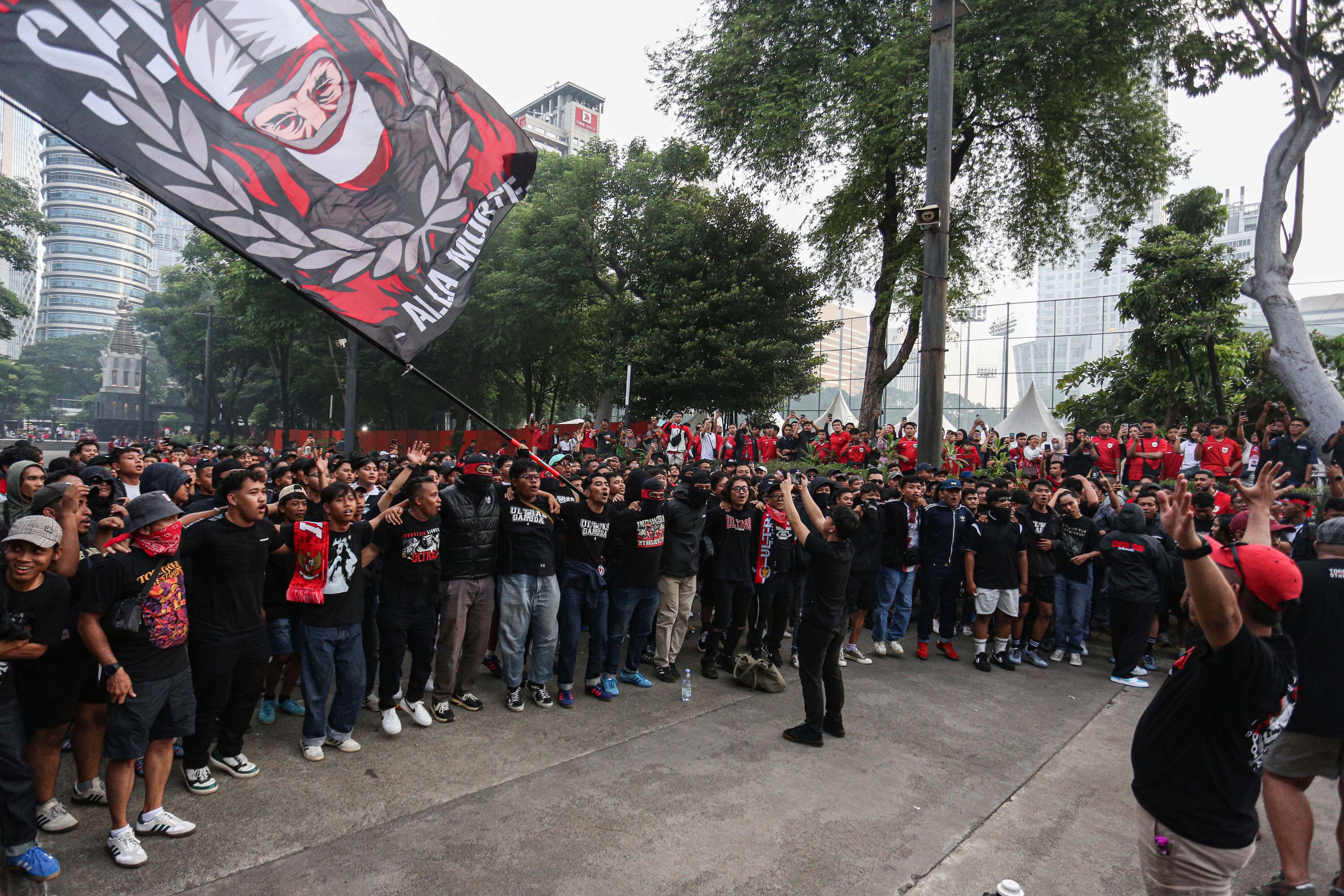 Suporter meneriakkan yel-yel jelang laga Timnas Indonesia melawan Bahrain di luar area Stadion Utama Gelora Bung Karno, Senayan, Jakarta, Selasa (25/3/2025). Dukungan tersebut ditujukan bagi Timnas Indonesia yang akan berlaga kontra Bahrain dalam putaran ketiga Kualifikasi Piala Dunia 2026 Zona Asia.