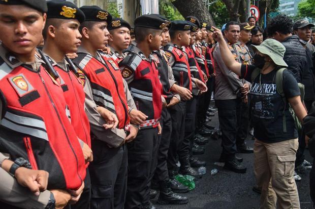 Mahasiswa melakukan aksi tolak UU TNI di depan Gedung DPRD Sumut, Kota Medan, Sumatera Utara, Kamis (27/3/2025). Unjuk rasa dari berbagai elemen mahasiswa tersebut mendesak untuk pencabutan Undang-Undang TNI.