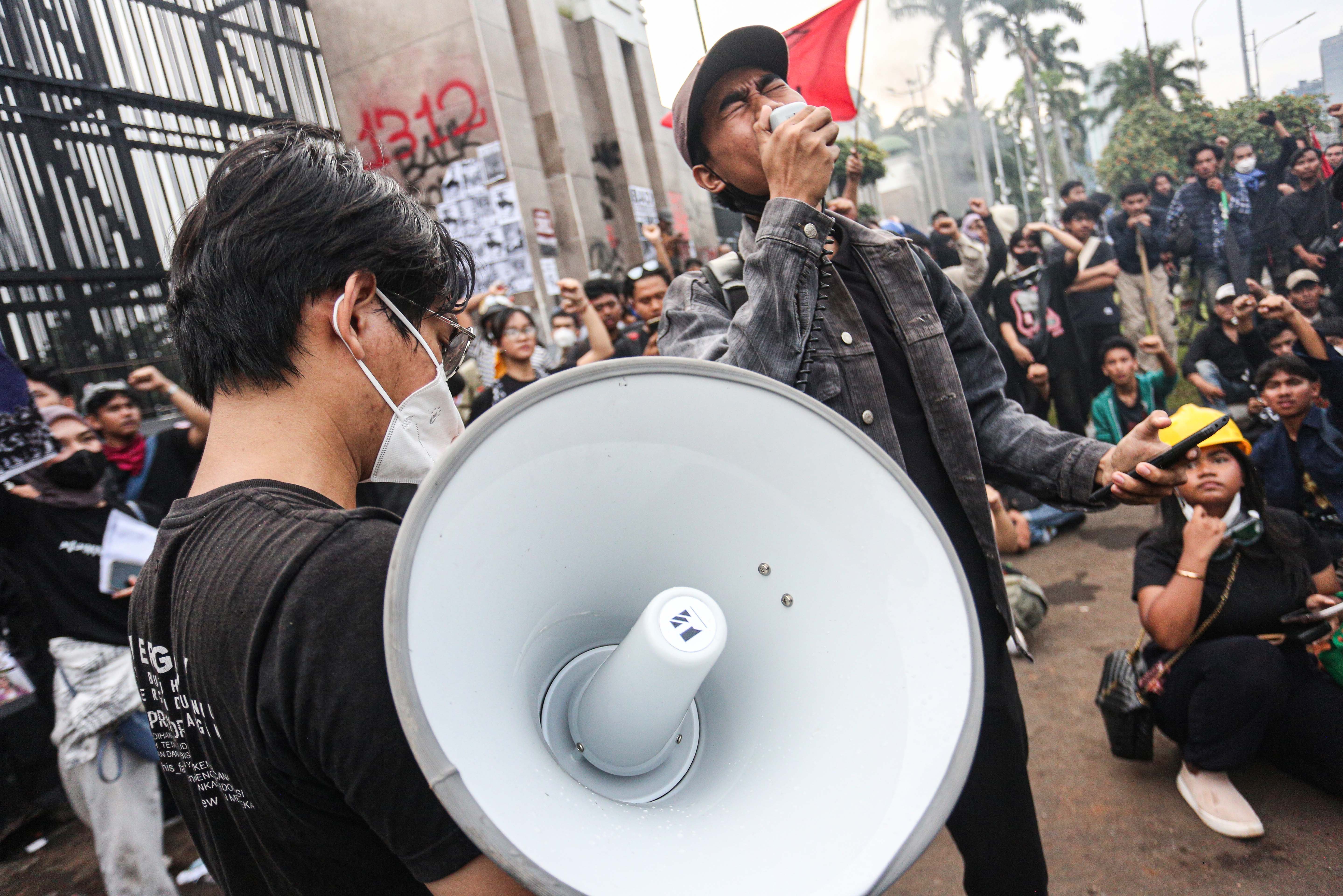 Massa yang tergabung dalam koalisi masyarakat sipil melakukan aksi unjuk rasa di depan gedung DPR, Senayan, Jakarta, Kamis (27/3/2025). Dalam aksinya tersebut mereka mendesak kepada pemerintah untuk segera mencabut Undang-Undang TNI.