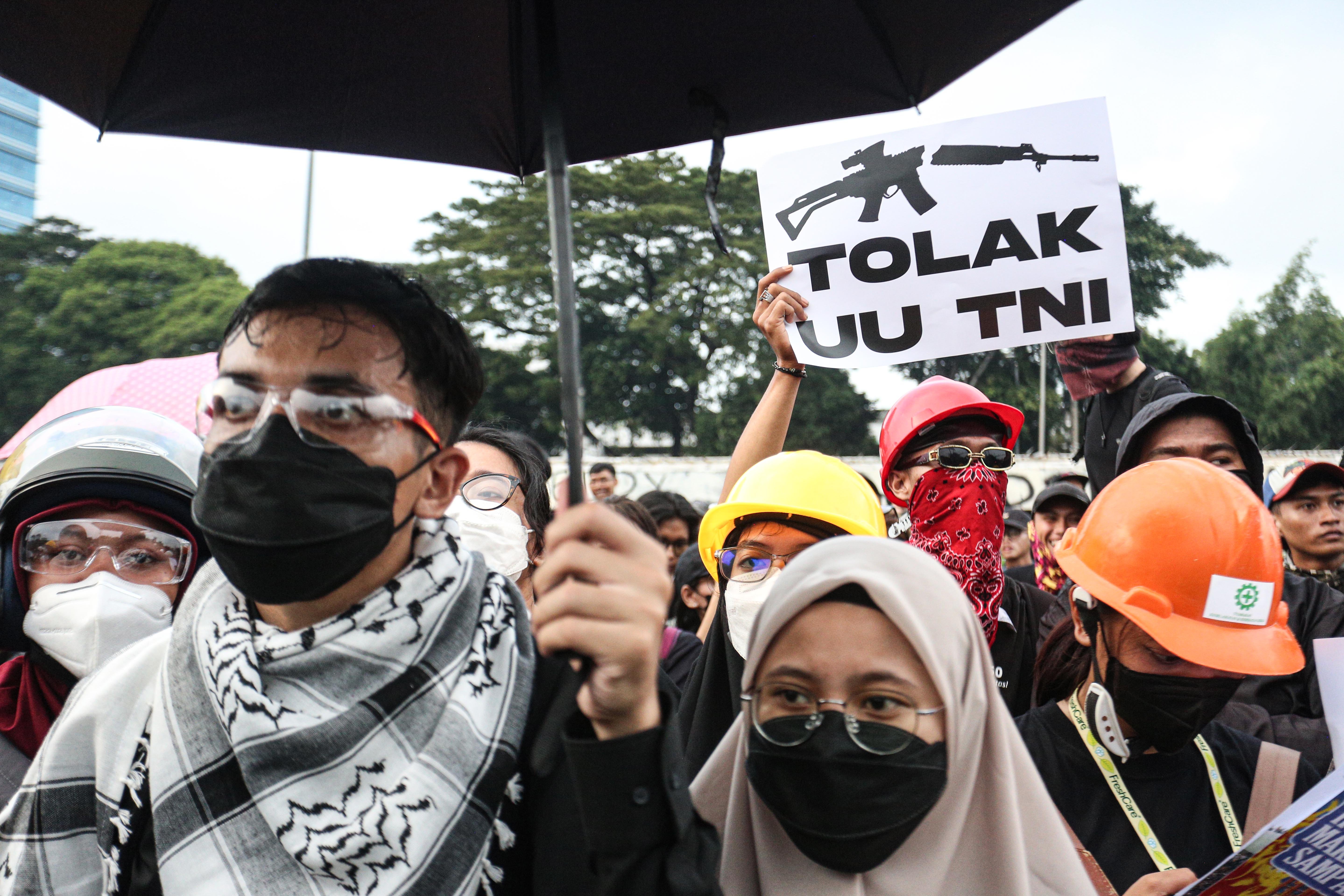Massa yang tergabung dalam koalisi masyarakat sipil melakukan aksi unjuk rasa di depan gedung DPR, Senayan, Jakarta, Kamis (27/3/2025). Dalam aksinya tersebut mereka mendesak kepada pemerintah untuk segera mencabut Undang-Undang TNI.
