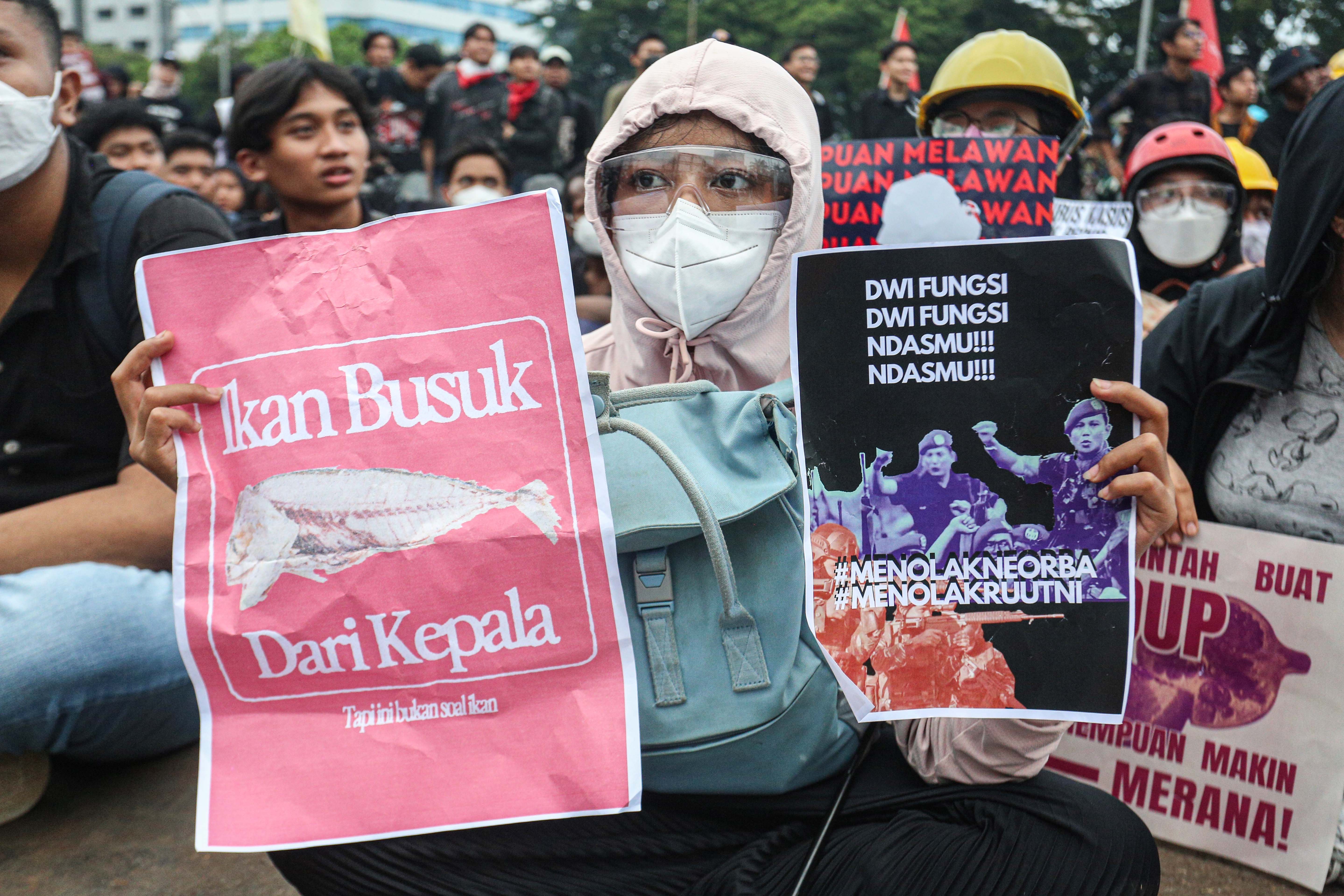 Massa yang tergabung dalam koalisi masyarakat sipil melakukan aksi unjuk rasa di depan gedung DPR, Senayan, Jakarta, Kamis (27/3/2025). Dalam aksinya tersebut mereka mendesak kepada pemerintah untuk segera mencabut Undang-Undang TNI.