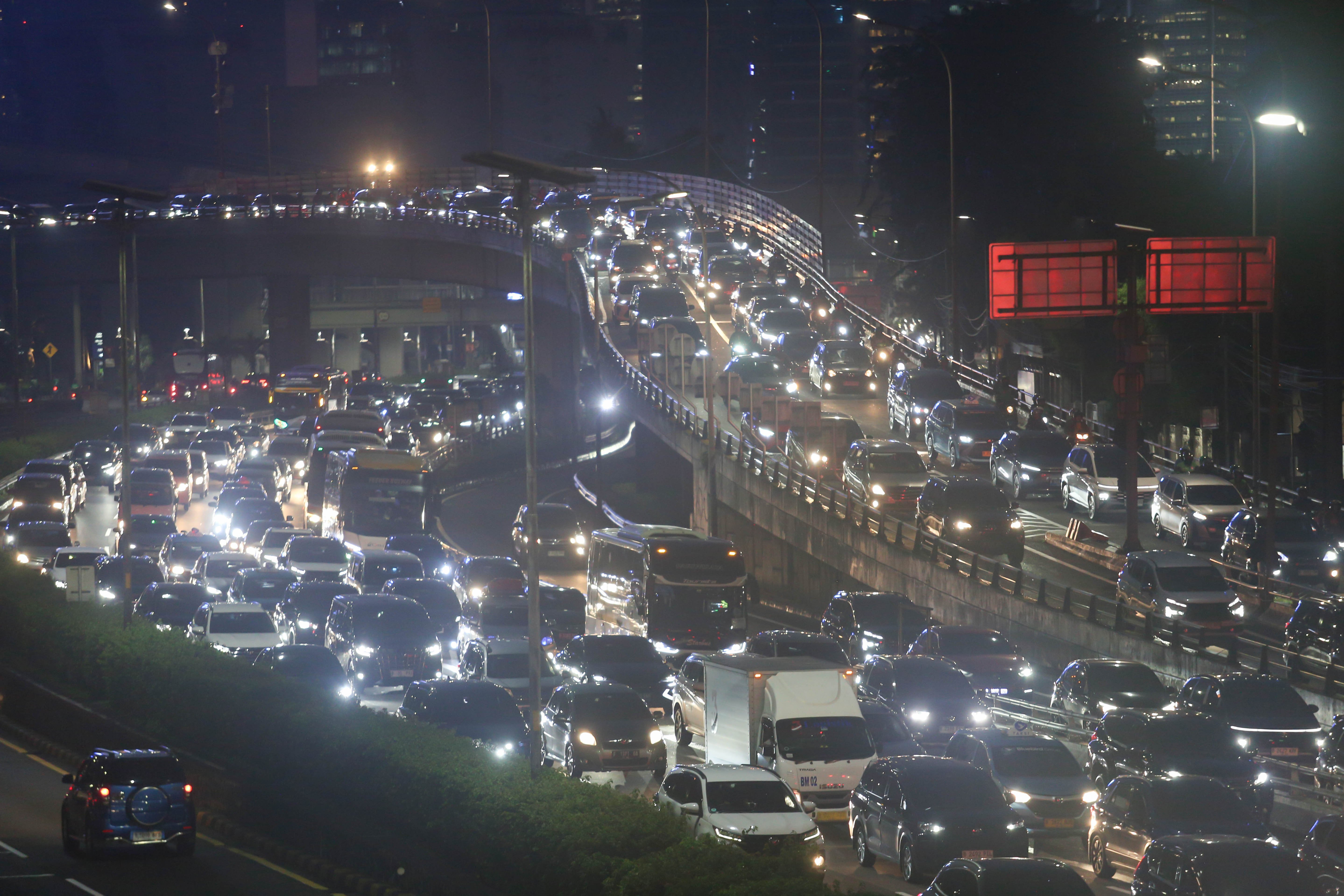 Sejumlah kendaraan terjebak kemacetan di Jalan Gatot Subroto, Jakarta, Rabu (9/4/2025). Seiring dengan berakhirnya masa cuti libur Hari Raya Idul Fitri 1446 Hijriah dan telah dimulainya aktivitas perkantoran membuat ruas jalan di Jakarta kembali mengalami kemacetan.