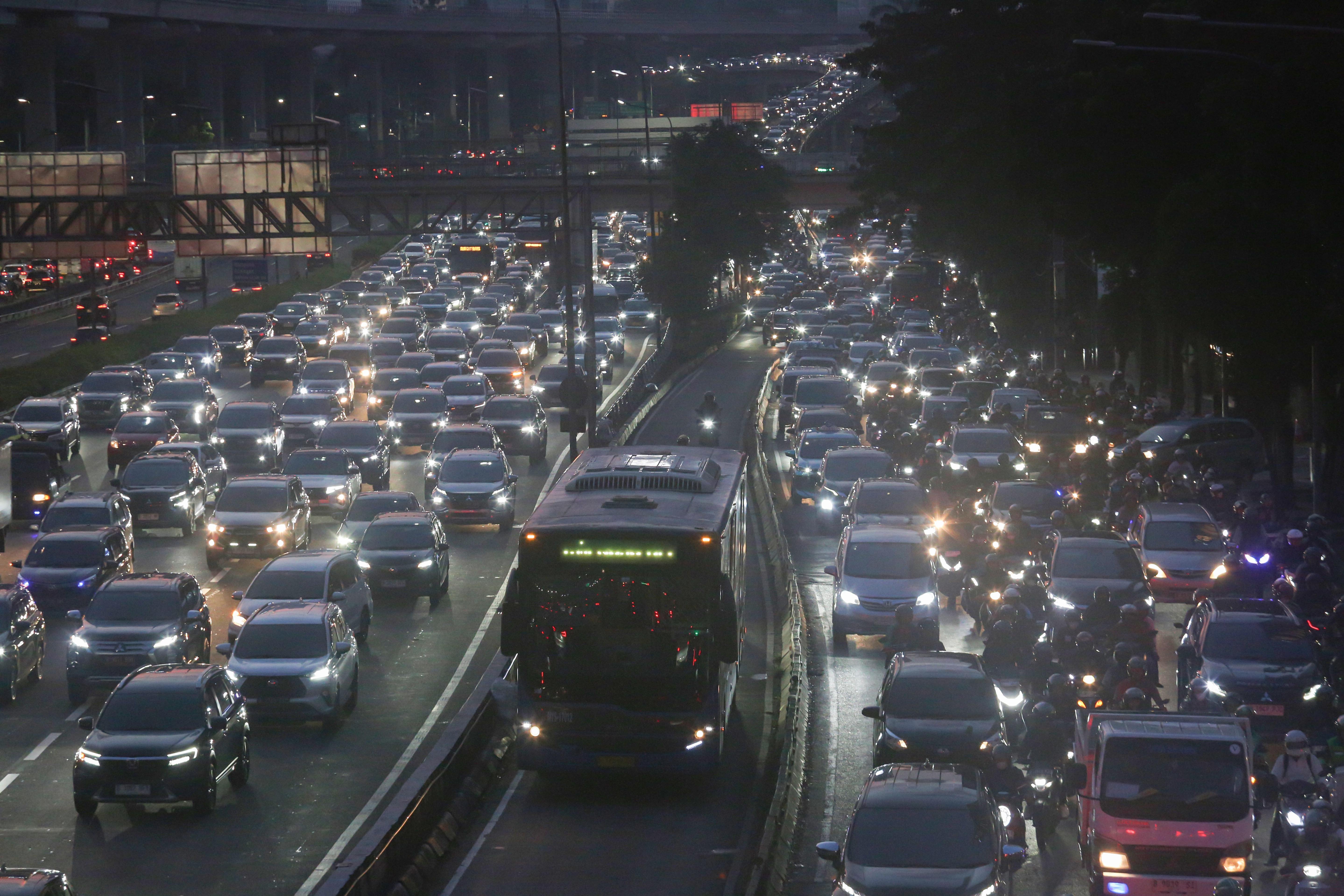 Sejumlah kendaraan terjebak kemacetan di Jalan Gatot Subroto, Jakarta, Rabu (9/4/2025). Seiring dengan berakhirnya masa cuti libur Hari Raya Idul Fitri 1446 Hijriah dan telah dimulainya aktivitas perkantoran membuat ruas jalan di Jakarta kembali mengalami kemacetan.
