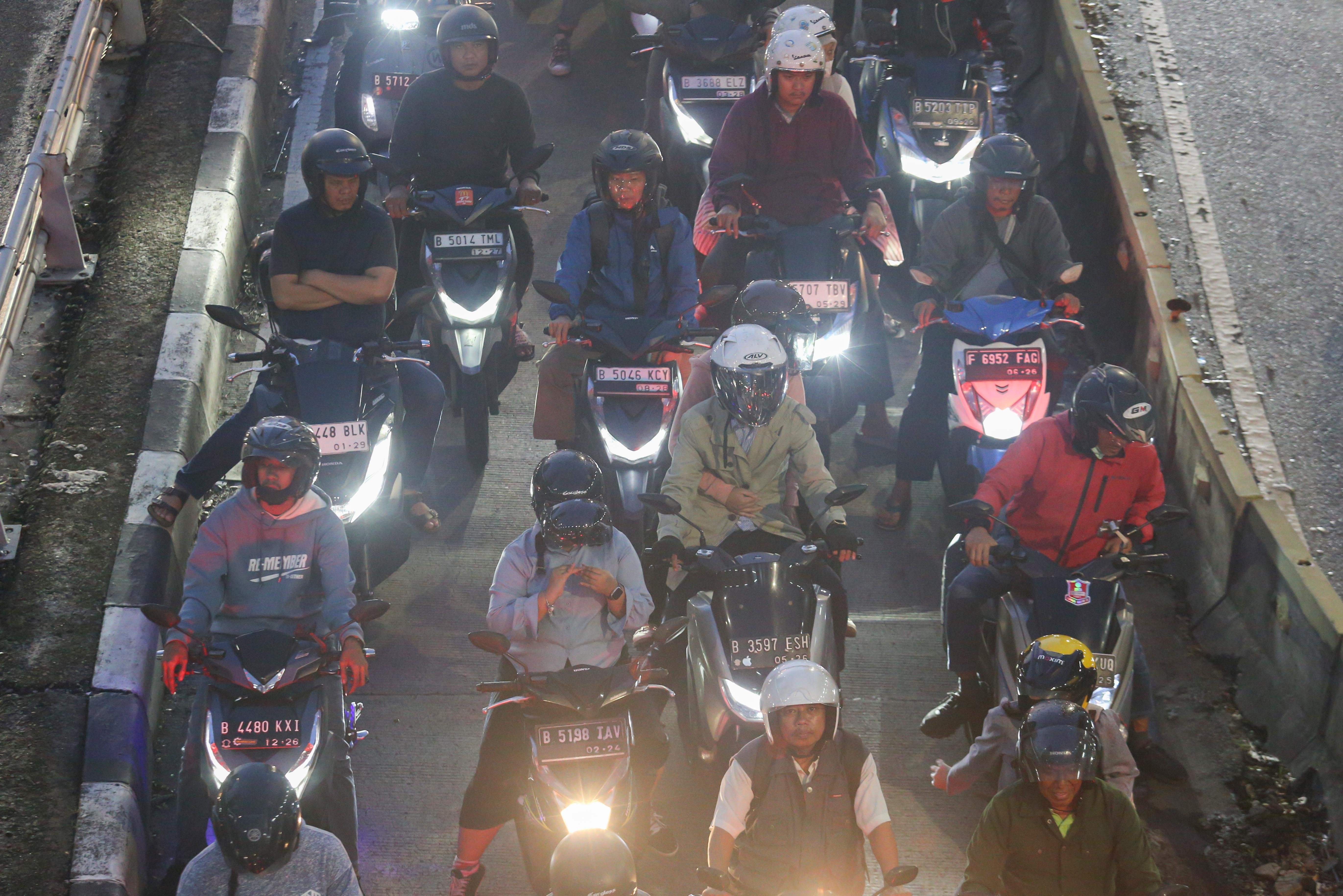 Sejumlah kendaraan terjebak kemacetan roda dua di Jalan Gatot Subroto, Jakarta, Rabu (9/4/2025). Seiring dengan berakhirnya masa cuti libur Hari Raya Idul Fitri 1446 Hijriah dan telah dimulainya aktivitas perkantoran membuat ruas jalan di Jakarta kembali mengalami kemacetan.
