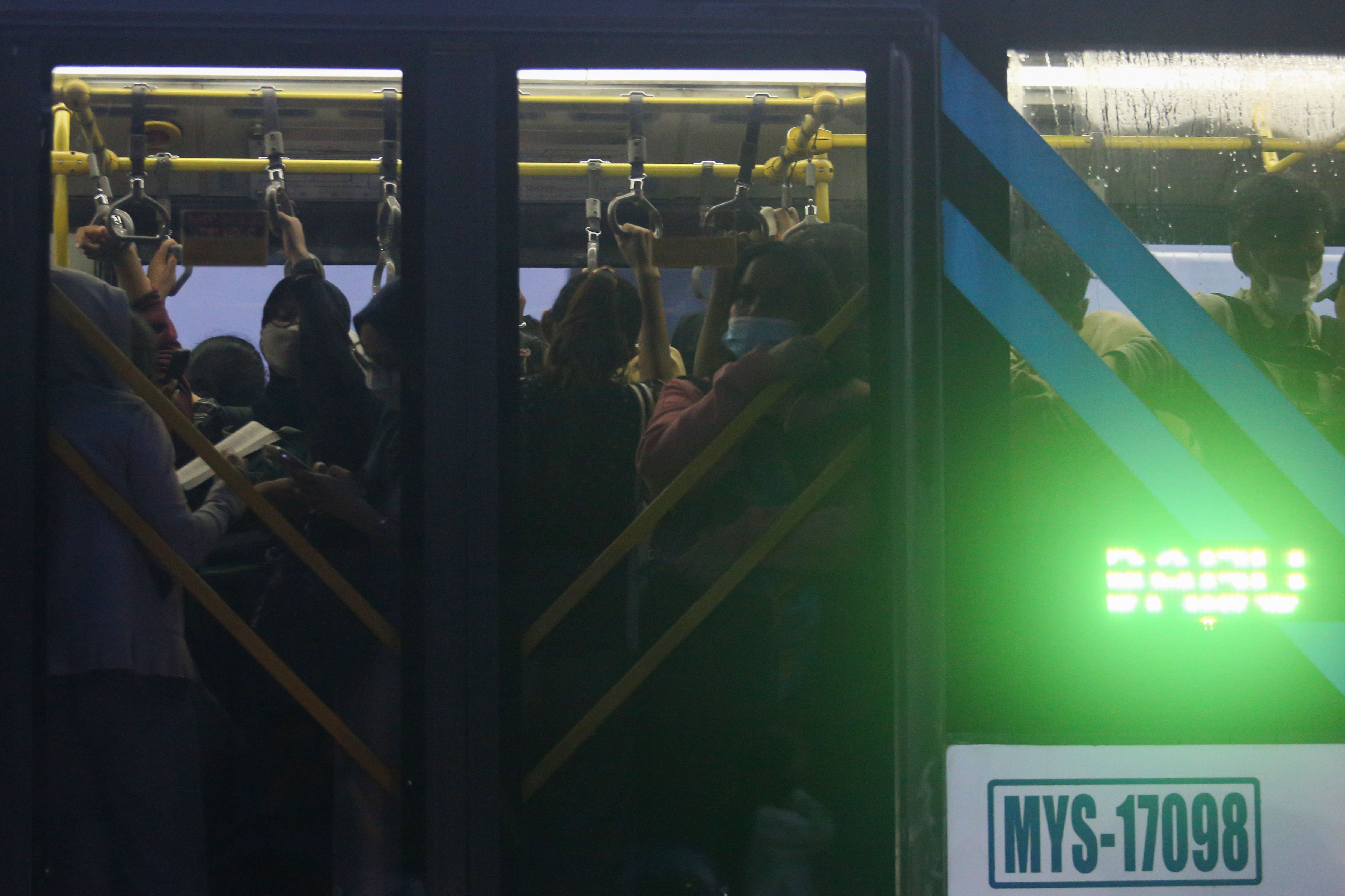 Sejumlah penumpang berada di dalam bus TransJakarta saat melintas di kemacetan di Jalan Gatot Subroto, Jakarta, Rabu (9/4/2025). Seiring dengan berakhirnya masa cuti libur Hari Raya Idul Fitri 1446 Hijriah dan telah dimulainya aktivitas perkantoran membuat ruas jalan di Jakarta kembali mengalami kemacetan.