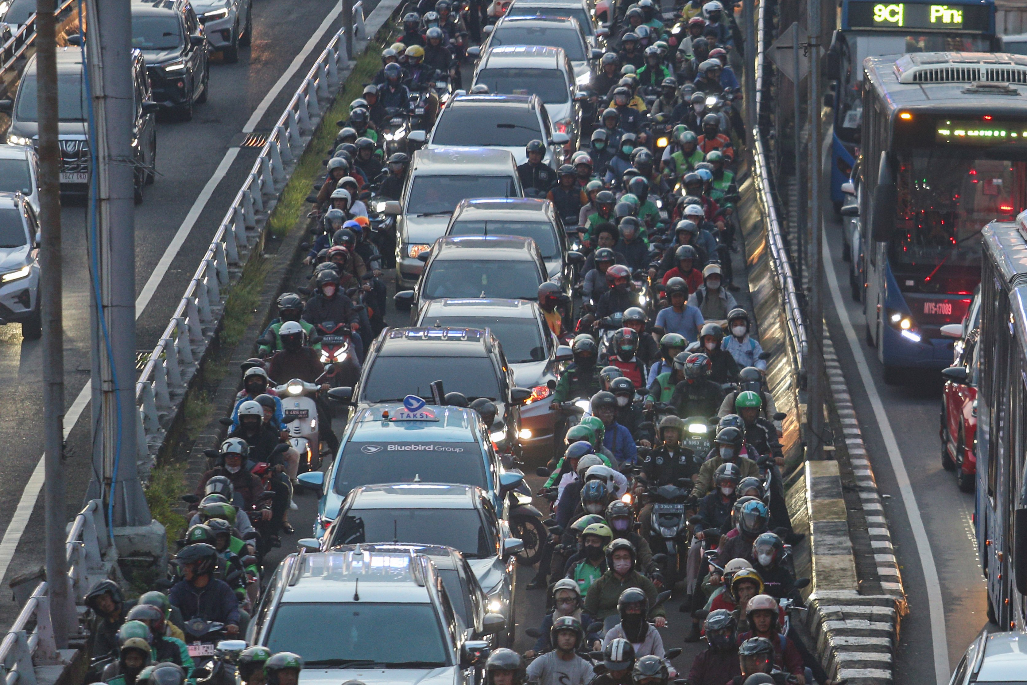 Sejumlah kendaraan terjebak kemacetan di Jalan Gatot Subroto, Jakarta, Rabu (9/4/2025). Seiring dengan berakhirnya masa cuti libur Hari Raya Idul Fitri 1446 Hijriah dan telah dimulainya aktivitas perkantoran membuat ruas jalan di Jakarta kembali mengalami kemacetan.