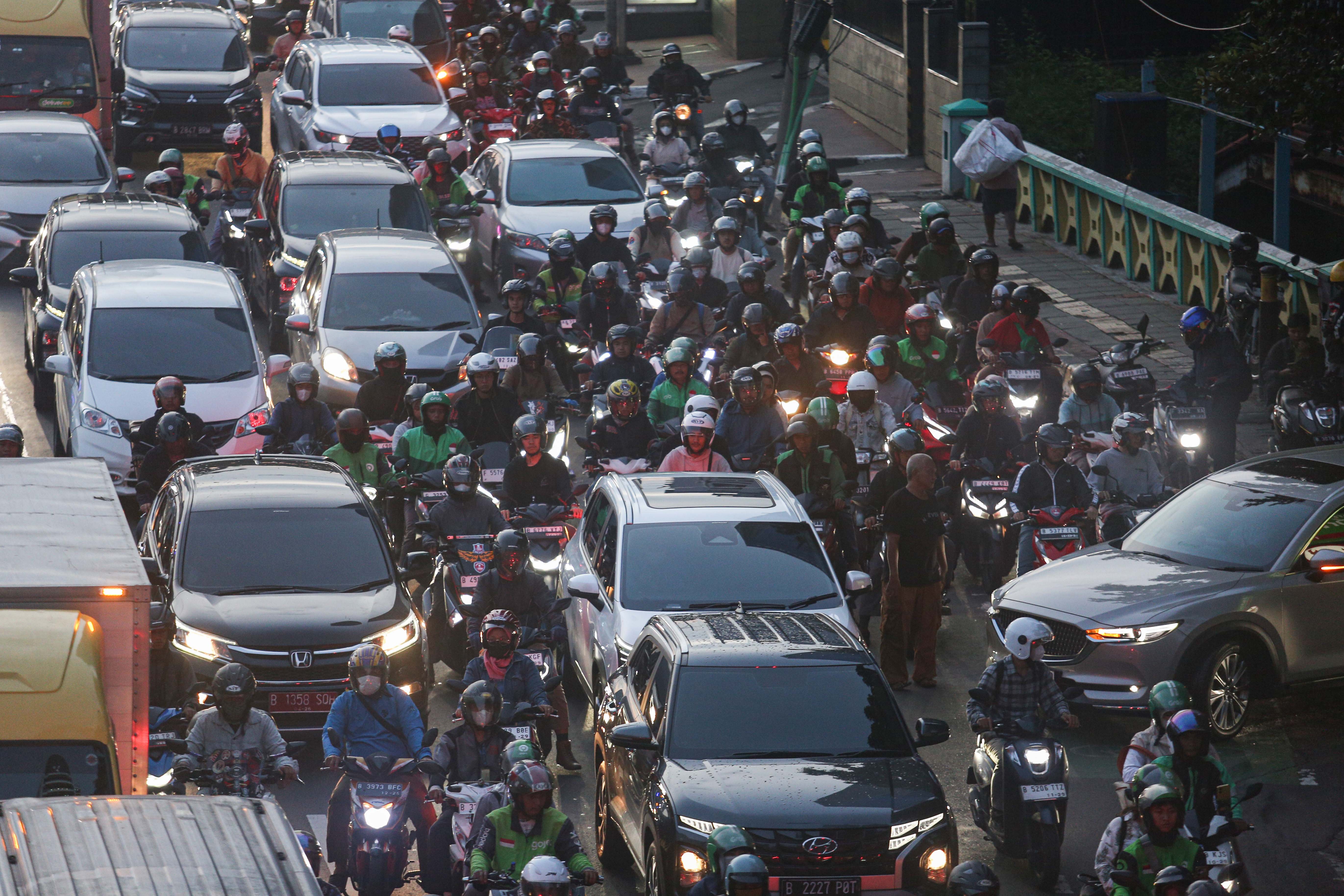 Sejumlah kendaraan terjebak kemacetan di Jalan Gatot Subroto, Jakarta, Rabu (9/4/2025). Seiring dengan berakhirnya masa cuti libur Hari Raya Idul Fitri 1446 Hijriah dan telah dimulainya aktivitas perkantoran membuat ruas jalan di Jakarta kembali mengalami kemacetan.