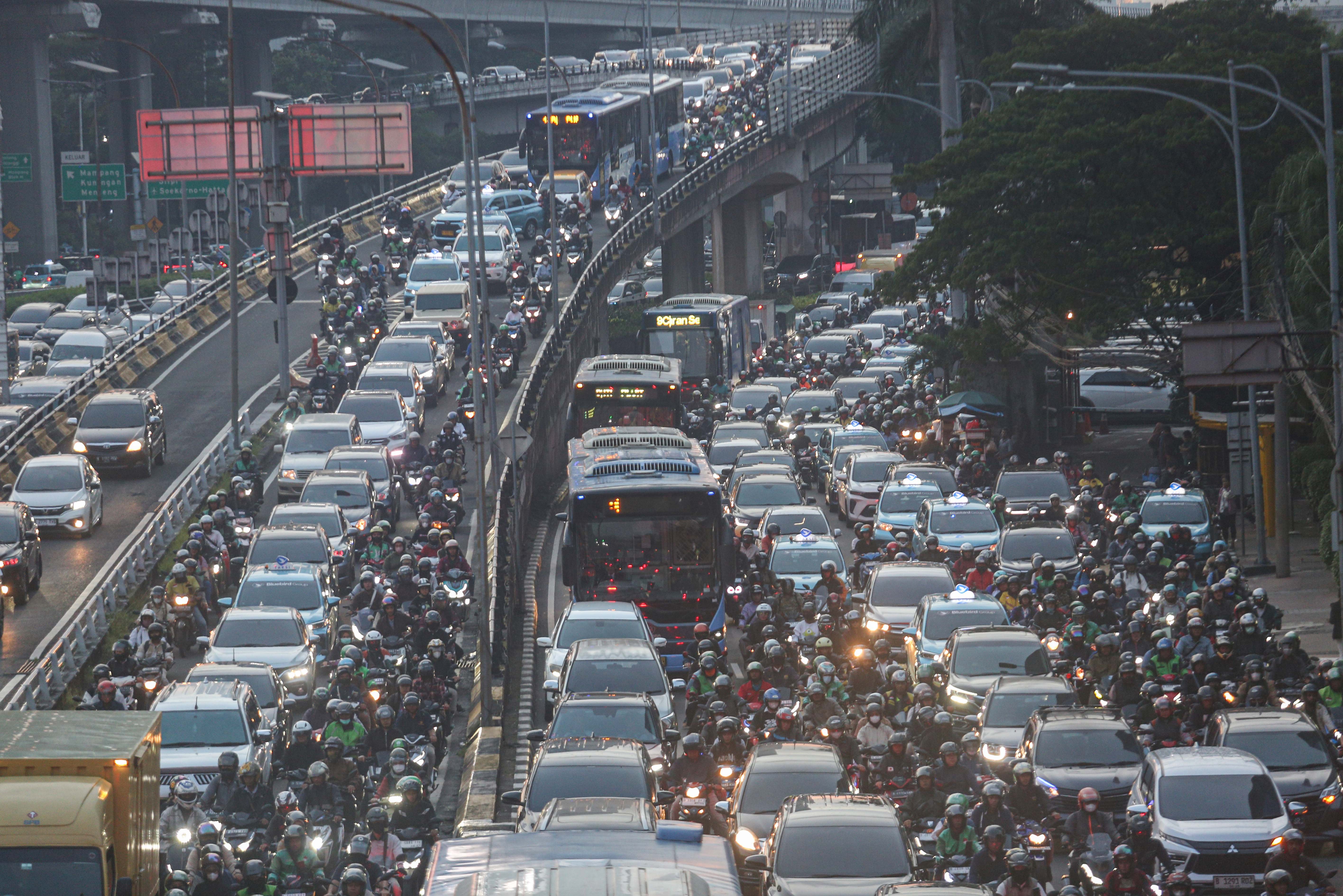Sejumlah kendaraan terjebak kemacetan di Jalan Gatot Subroto, Jakarta, Rabu (9/4/2025). Seiring dengan berakhirnya masa cuti libur Hari Raya Idul Fitri 1446 Hijriah dan telah dimulainya aktivitas perkantoran membuat ruas jalan di Jakarta kembali mengalami kemacetan.