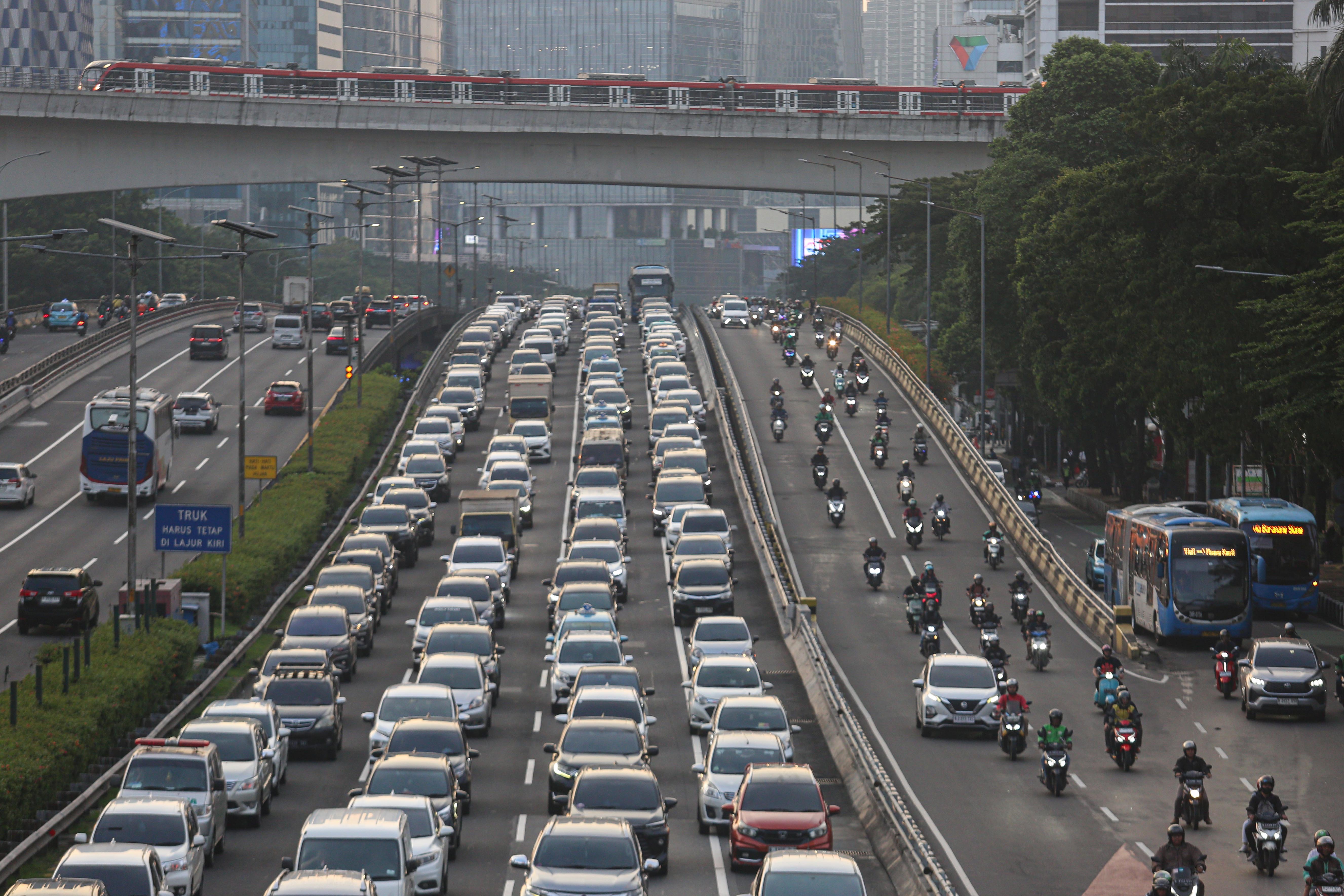 Sejumlah kendaraan terjebak kemacetan di ruas Tol Dalam Kota, Jakarta, Rabu (9/4/2025). Seiring dengan berakhirnya masa cuti libur Hari Raya Idul Fitri 1446 Hijriah dan telah dimulainya aktivitas perkantoran membuat ruas jalan di Jakarta kembali mengalami kemacetan.