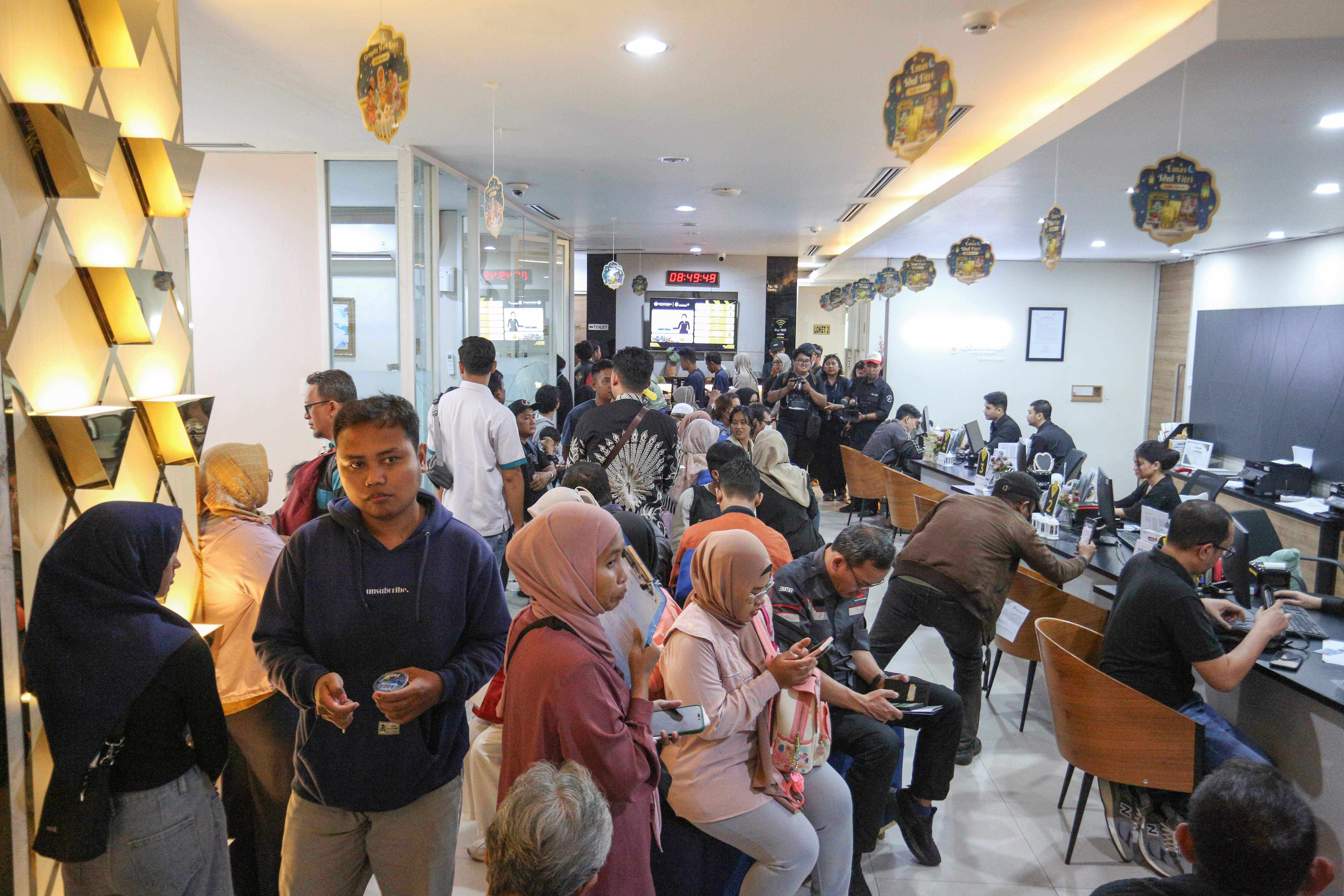 Sejumlah warga mengantre untuk memesan emas Antam di Butik Emas Logam Mulia Antam Pulogadung, Jakarta Timur, Selasa (15/4/2025). Berdasarkan laman logam mulia Antam, harga emas batangan Antam pada hari ini terpantau stagnan atau tidak mengalami perubahan yaitu sebesar Rp1.896.000 per gram, dari sebelumnya pada Sabtu (12/4) sempat berada di harga tertinggi yakni di angka Rp1.904.000 per gram.