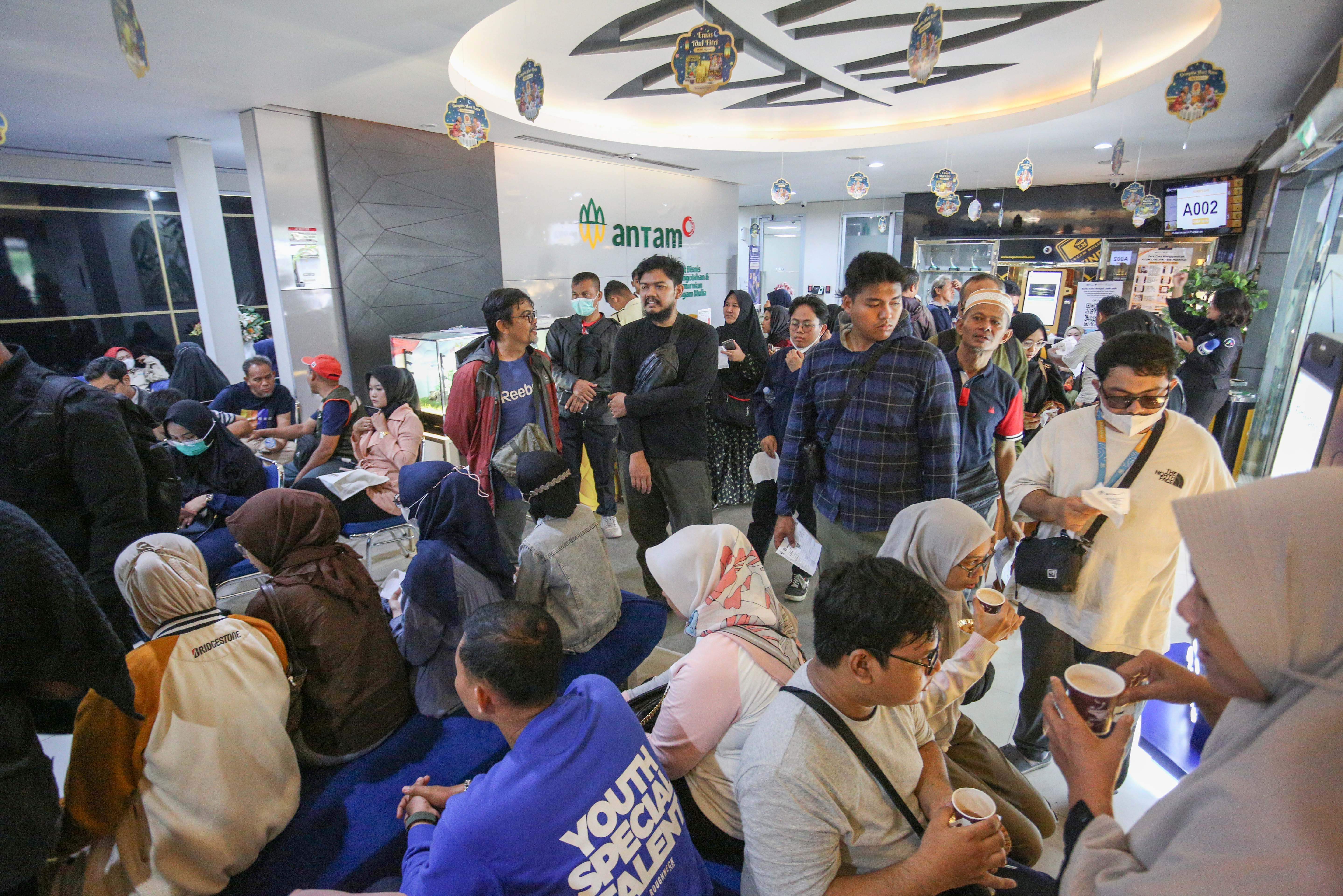 Sejumlah warga mengantre untuk memesan emas Antam di Butik Emas Logam Mulia Antam Pulogadung, Jakarta Timur, Selasa (15/4/2025). Berdasarkan laman logam mulia Antam, harga emas batangan Antam pada hari ini terpantau stagnan atau tidak mengalami perubahan yaitu sebesar Rp1.896.000 per gram, dari sebelumnya pada Sabtu (12/4) sempat berada di harga tertinggi yakni di angka Rp1.904.000 per gram.