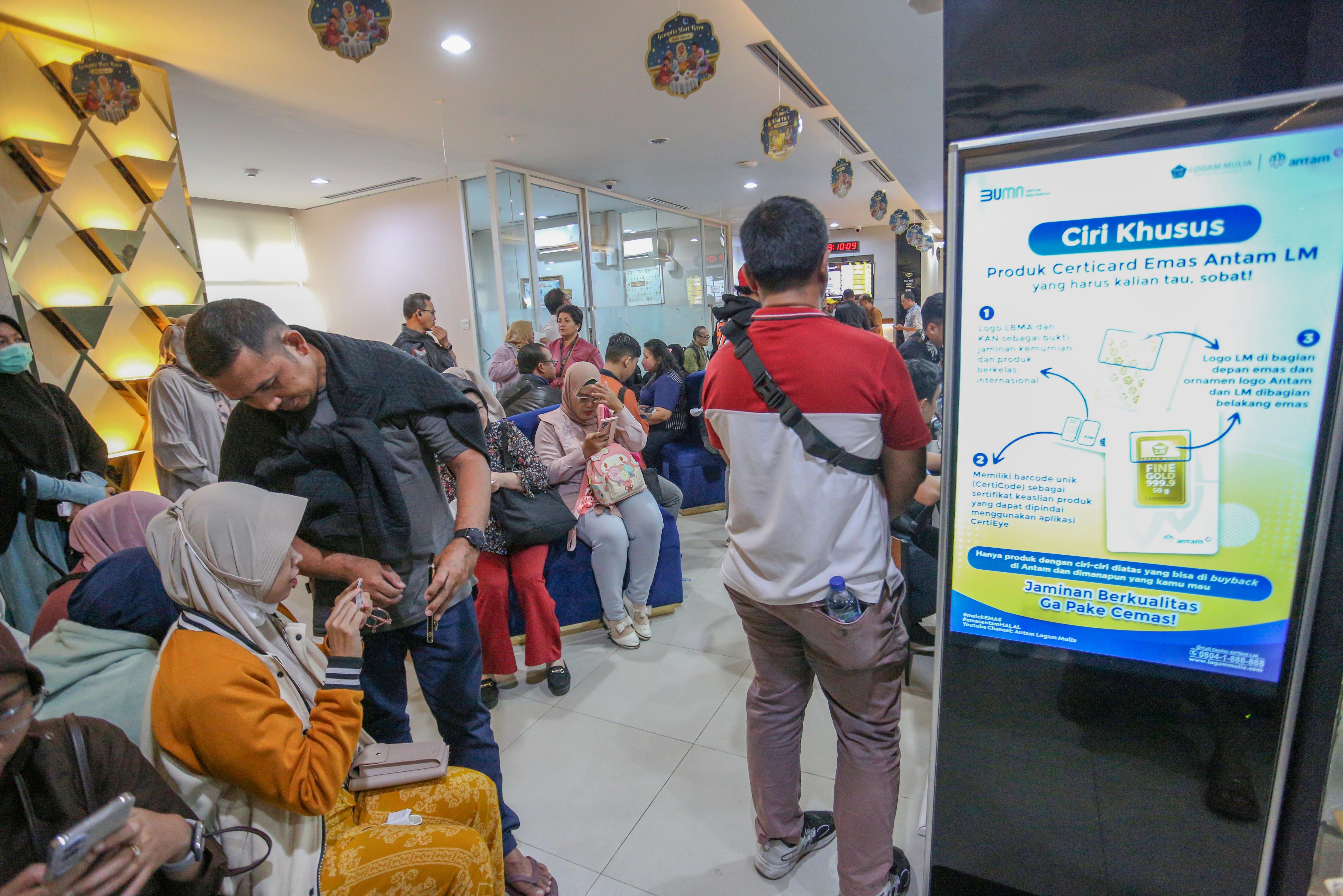 Sejumlah warga mengantre untuk memesan emas Antam di Butik Emas Logam Mulia Antam Pulogadung, Jakarta Timur, Selasa (15/4/2025). Berdasarkan laman logam mulia Antam, harga emas batangan Antam pada hari ini terpantau stagnan atau tidak mengalami perubahan yaitu sebesar Rp1.896.000 per gram, dari sebelumnya pada Sabtu (12/4) sempat berada di harga tertinggi yakni di angka Rp1.904.000 per gram.