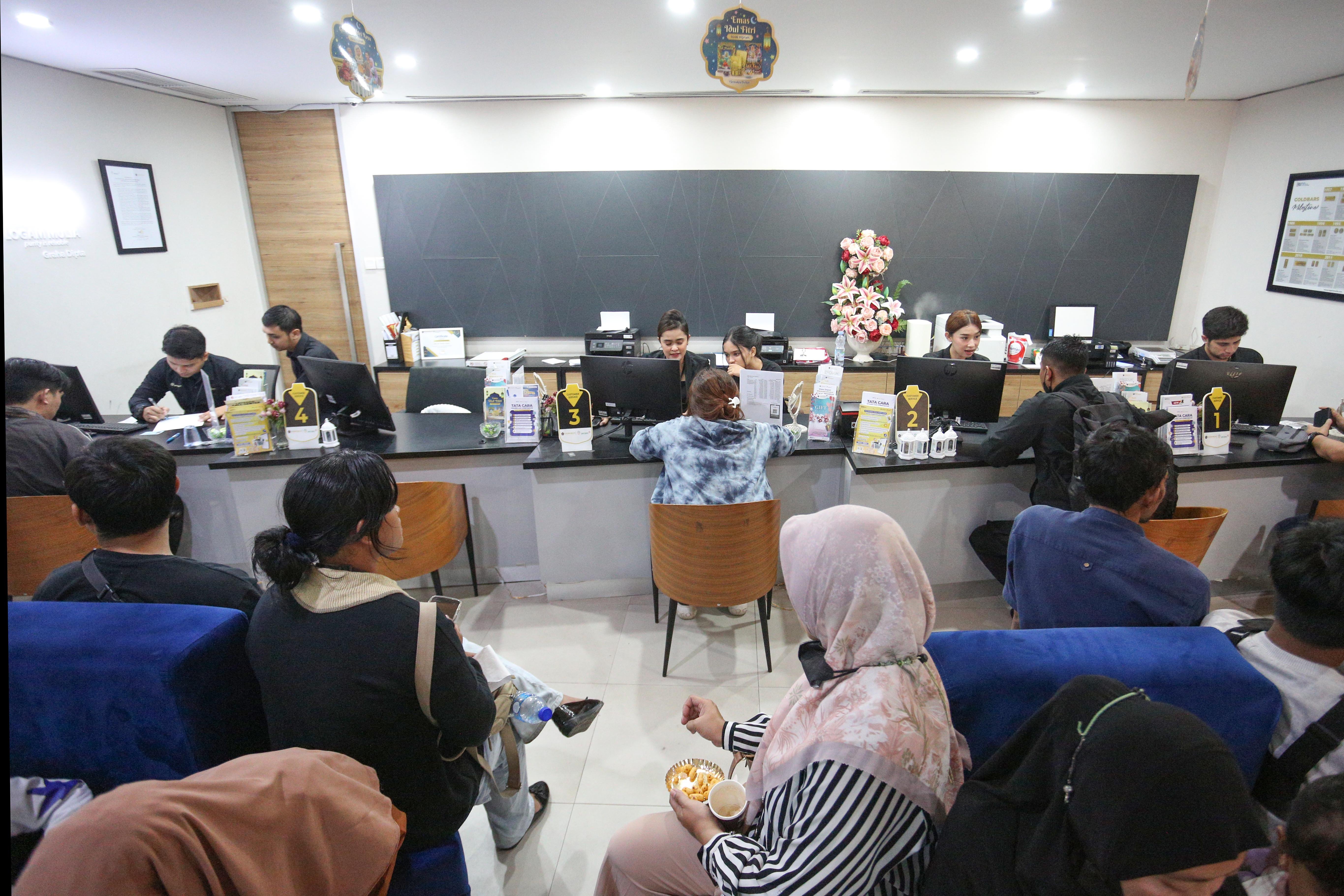 Sejumlah warga mengantre untuk memesan emas Antam di Butik Emas Logam Mulia Antam Pulogadung, Jakarta Timur, Selasa (15/4/2025). Berdasarkan laman logam mulia Antam, harga emas batangan Antam pada hari ini terpantau stagnan atau tidak mengalami perubahan yaitu sebesar Rp1.896.000 per gram, dari sebelumnya pada Sabtu (12/4) sempat berada di harga tertinggi yakni di angka Rp1.904.000 per gram.