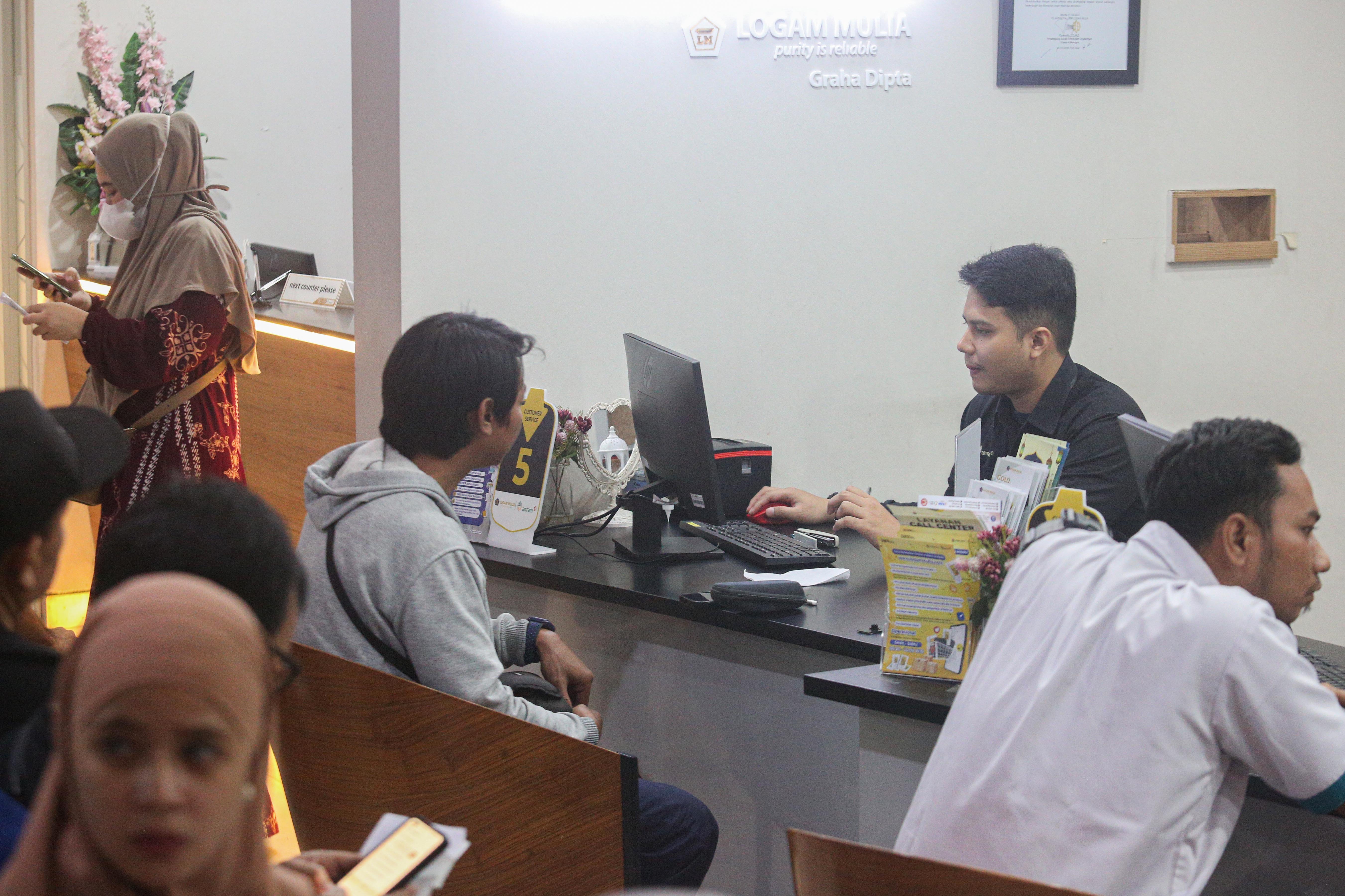 Petugas melayani warga yang memesan emas Antam di Butik Emas Logam Mulia Antam Pulogadung, Jakarta Timur, Selasa (15/4/2025). Berdasarkan laman logam mulia Antam, harga emas batangan Antam pada hari ini terpantau stagnan atau tidak mengalami perubahan yaitu sebesar Rp1.896.000 per gram, dari sebelumnya pada Sabtu (12/4) sempat berada di harga tertinggi yakni di angka Rp1.904.000 per gram.