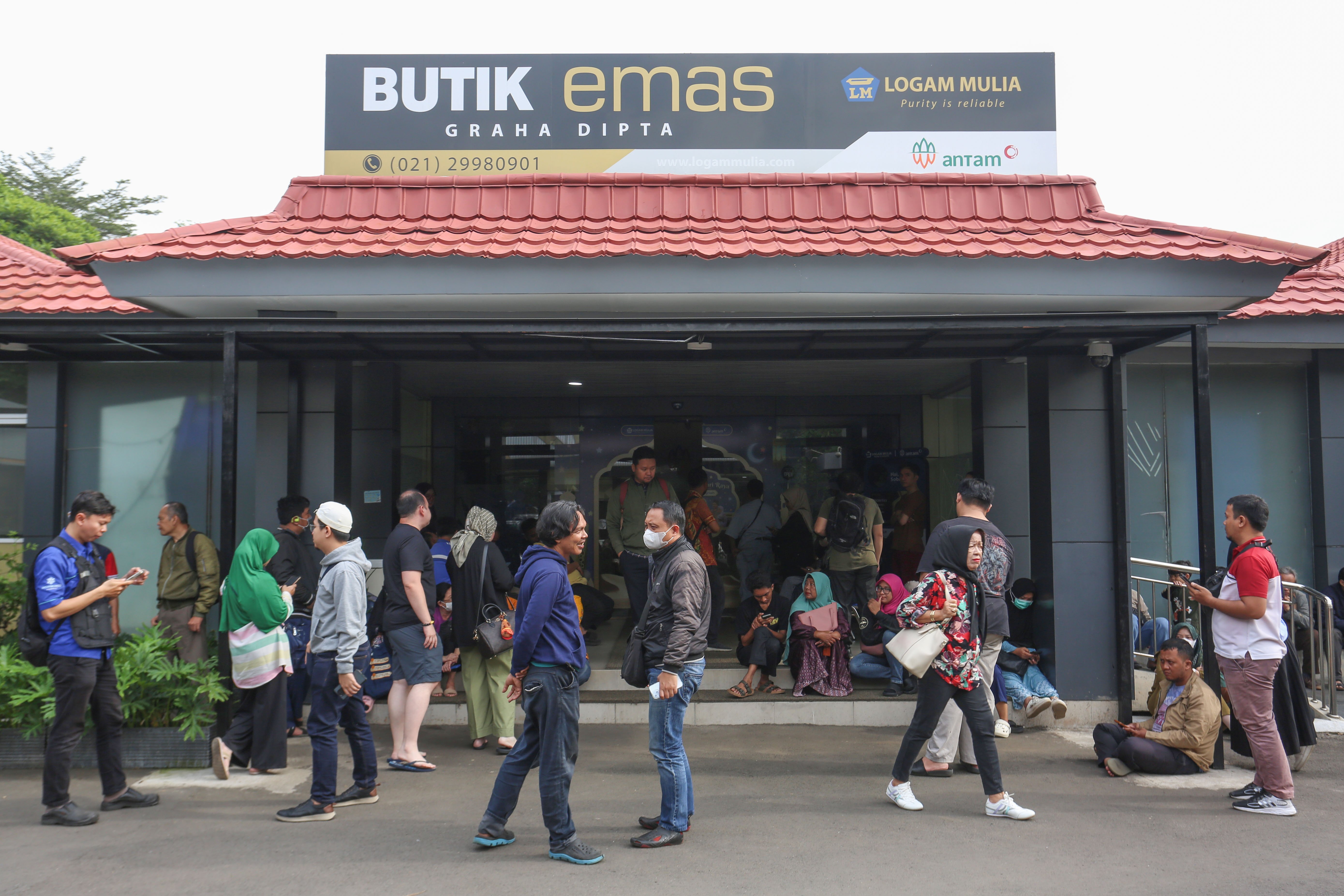 Sejumlah warga menunggu nomor antrean untuk memesan emas Antam di Butik Emas Logam Mulia Antam Pulogadung, Jakarta Timur, Selasa (15/4/2025). Berdasarkan laman logam mulia Antam, harga emas batangan Antam pada hari ini terpantau stagnan atau tidak mengalami perubahan yaitu sebesar Rp1.896.000 per gram, dari sebelumnya pada Sabtu (12/4) sempat naik dan berada di harga tertinggi yakni di angka Rp1.904.000 per gram. 