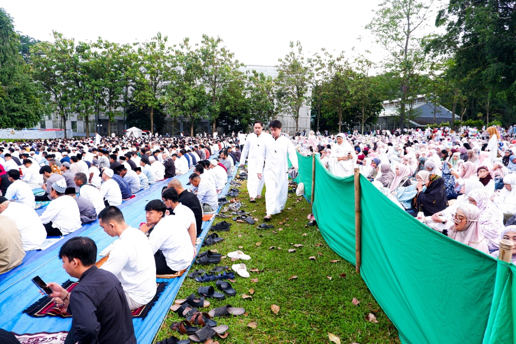 Umat Muslim saat melakukan ibadah salat Idul Fitri
