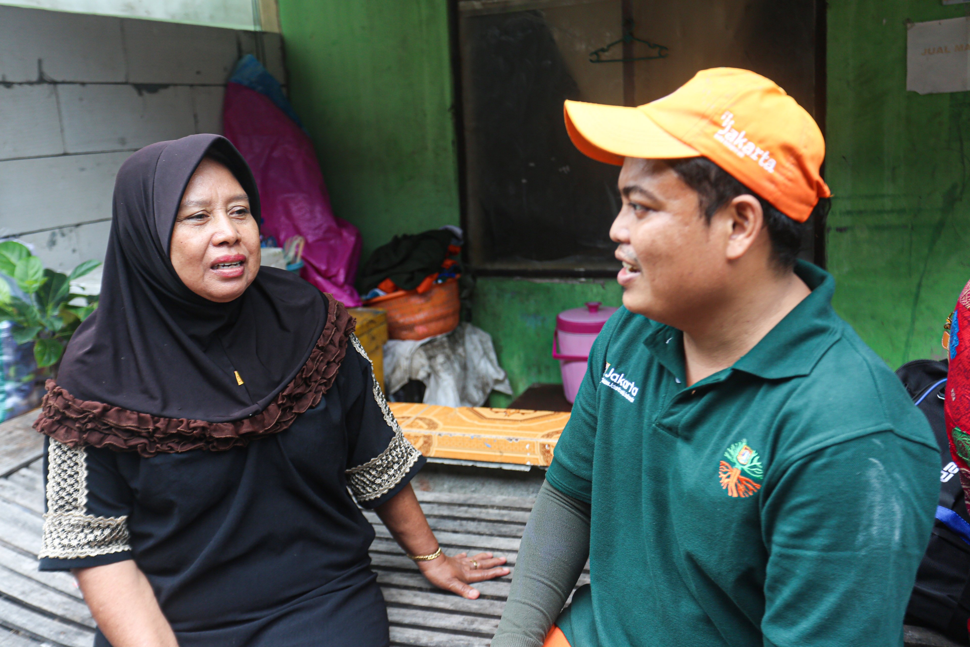 Petugas Suku Dinas Lingkungan Hidup Kepulauan Seribu memberikan sosialisasi kepada warga terkait pengelolaan sampah di kawasan Pulau Kelapa Dua, Kepulauan Seribu, Jakarta, Kamis (24/4/2025). Bank sampah yang telah beroperasi sejak tahun 2019 ini mampu berkontribusi dalam meningkatkan kesadaran dan partisipasi warga dalam pengelolaan sampah di pulau tersebut serta menjadi sumber pemasukan tambahan bagi warga melalui sampah yang disetorkan ke bank sampah.