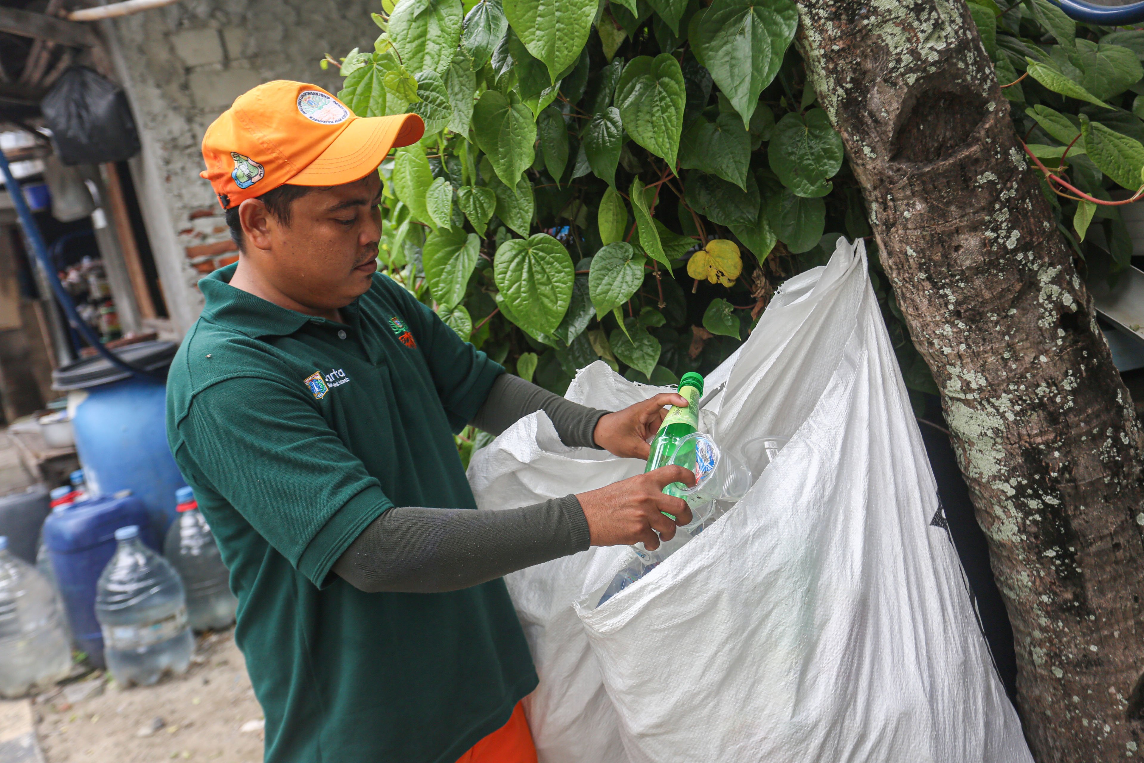 Petugas Suku Dinas Lingkungan Hidup Kepulauan Seribu mengecek botol plastik bekas yang dikumpulkan warga di kawasan Pulau Kelapa Dua, Kepulauan Seribu, Jakarta, Kamis (24/4/2025). Bank sampah yang telah beroperasi sejak tahun 2019 ini mampu berkontribusi dalam meningkatkan kesadaran dan partisipasi warga dalam pengelolaan sampah di pulau tersebut dan juga menjadi sumber pemasukan tambahan bagi warga melalui sampah yang disetorkan ke bank sampah. 
