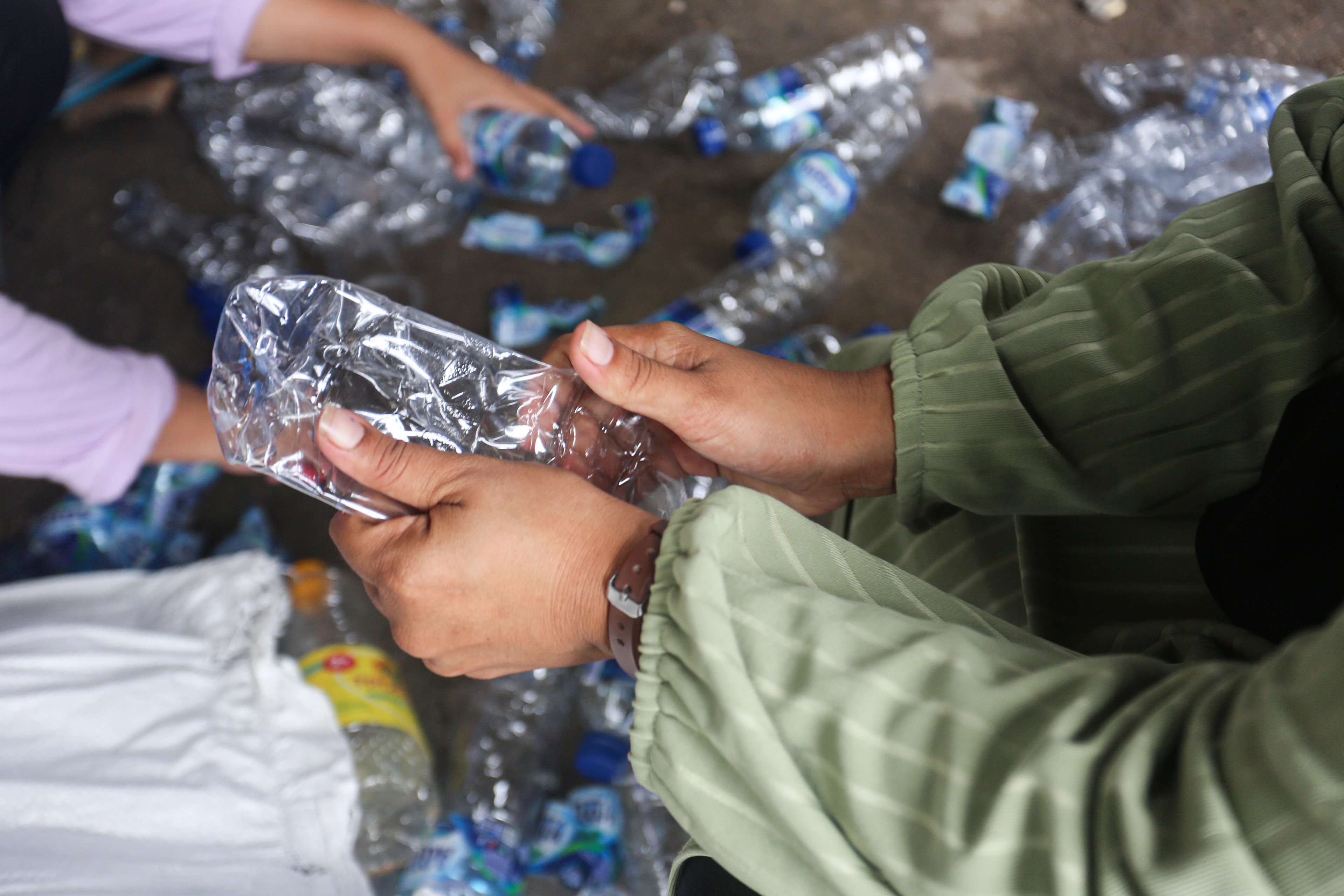 Anggota bank sampah membersihkan botol plastik yang telah dikumpulkan di Bank Sampah Kelapa Dua Indah, Pulau Kelapa Dua, Kepulauan Seribu, Jakarta, Kamis (24/4/2025). Bank sampah yang telah beroperasi sejak tahun 2019 ini mampu berkontribusi dalam meningkatkan kesadaran dan partisipasi warga dalam pengelolaan sampah di pulau tersebut dan juga menjadi sumber pemasukan tambahan bagi warga melalui sampah yang disetorkan ke bank sampah. 
