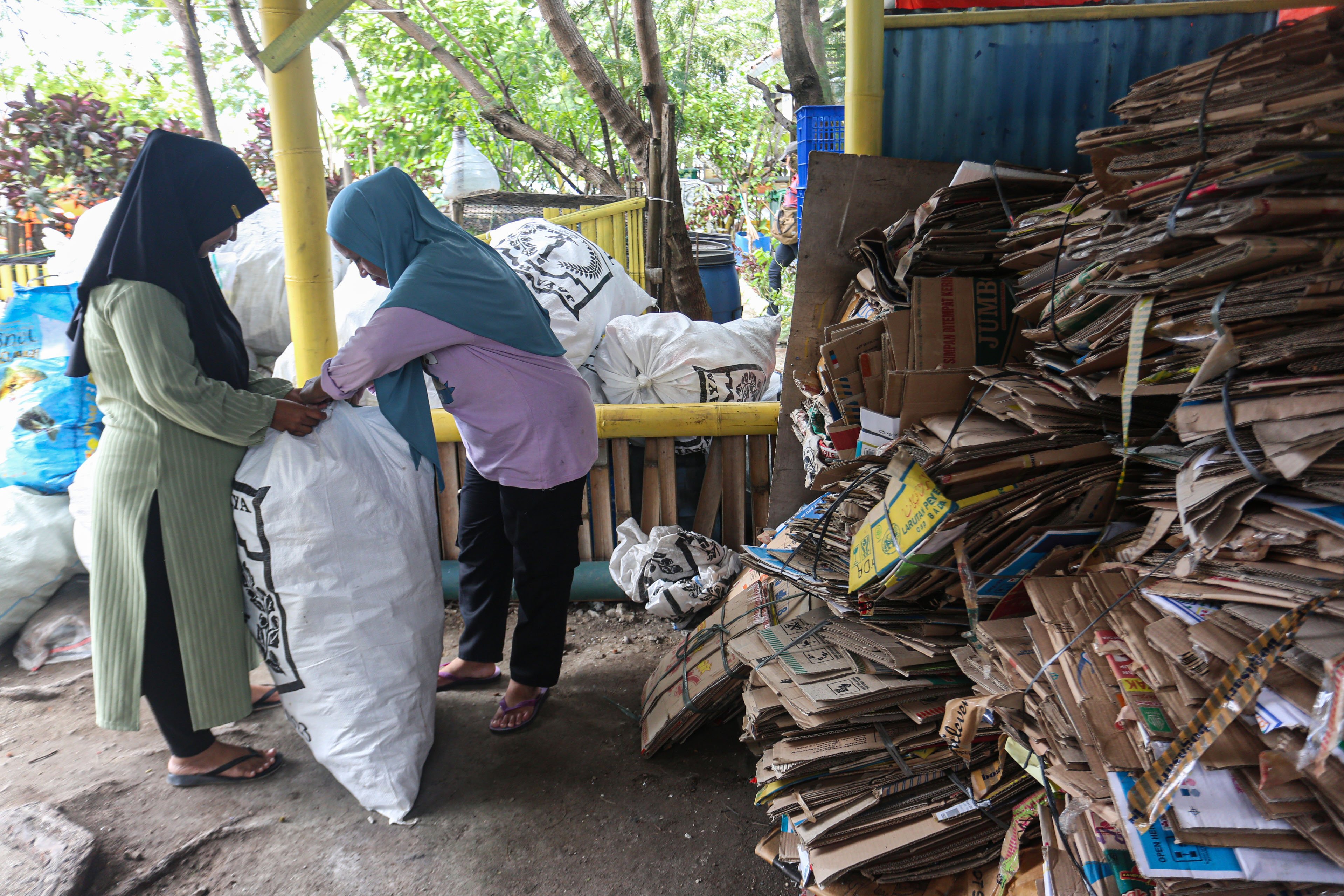 Anggota bank sampah mengumpulkan karung yang berisi botol plastik di Bank Sampah Kelapa Dua Indah, Pulau Kelapa Dua, Kepulauan Seribu, Jakarta, Kamis (24/4/2025). Bank sampah yang telah beroperasi sejak tahun 2019 ini mampu berkontribusi dalam meningkatkan kesadaran dan partisipasi warga dalam pengelolaan sampah di pulau tersebut dan juga menjadi sumber pemasukan tambahan bagi warga melalui sampah yang disetorkan ke bank sampah. 