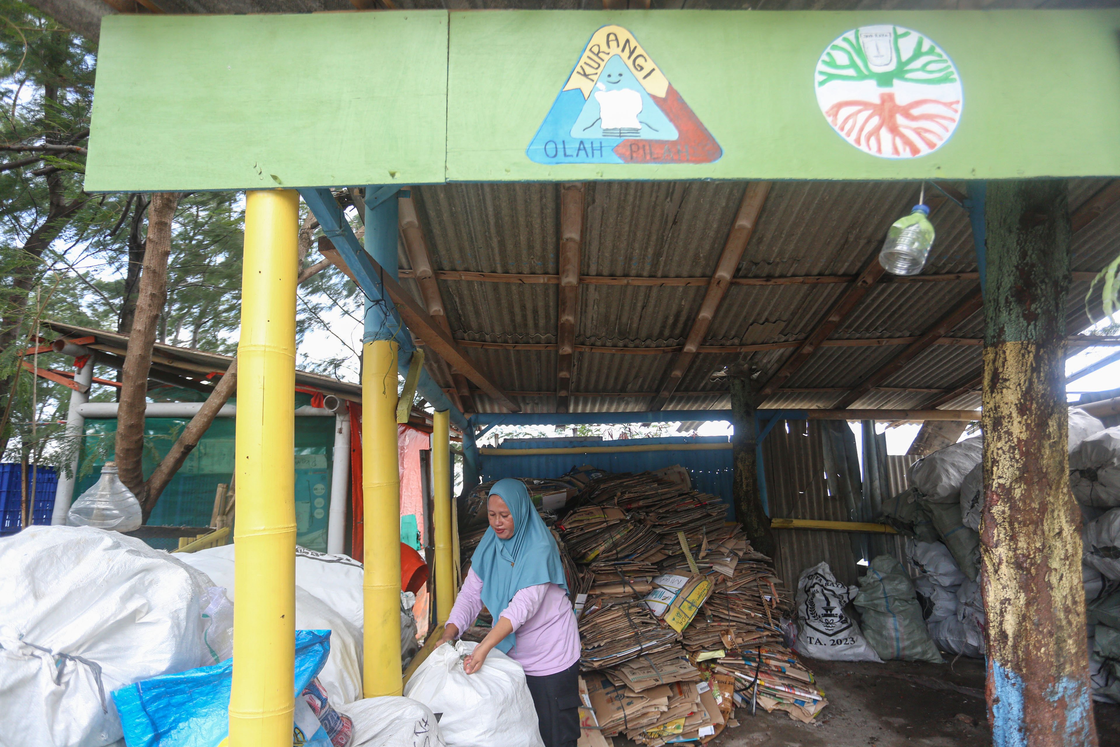 Anggota bank sampah mengumpulkan karung yang berisi botol plastik di Bank Sampah Kelapa Dua Indah, Pulau Kelapa Dua, Kepulauan Seribu, Jakarta, Kamis (24/4/2025). Bank sampah yang telah beroperasi sejak tahun 2019 ini mampu berkontribusi dalam meningkatkan kesadaran dan partisipasi warga dalam pengelolaan sampah di pulau tersebut dan juga menjadi sumber pemasukan tambahan bagi warga melalui sampah yang disetorkan ke bank sampah. 