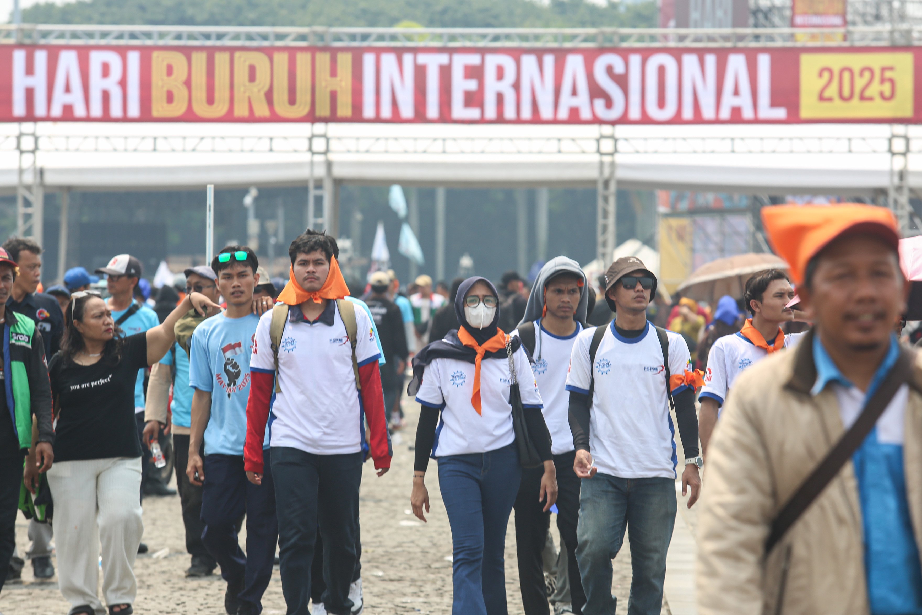 Sejumlah buruh berjalan meninggalkan lokasi acara usai mengikuti peringatan Hari Buruh Internasional di kawasan Monumen Nasional (Monas), Jakarta, Kamis (1/5/2025). Pada momentum tersebut mereka menyampaikan sejumlah tuntutan kepada pemerintah diantaranya yakni penghapusan sistem outsourcing, pemberian upah layak dan pengesahan Revisi Undang-Undang (RUU) Ketenagakerjaan.
