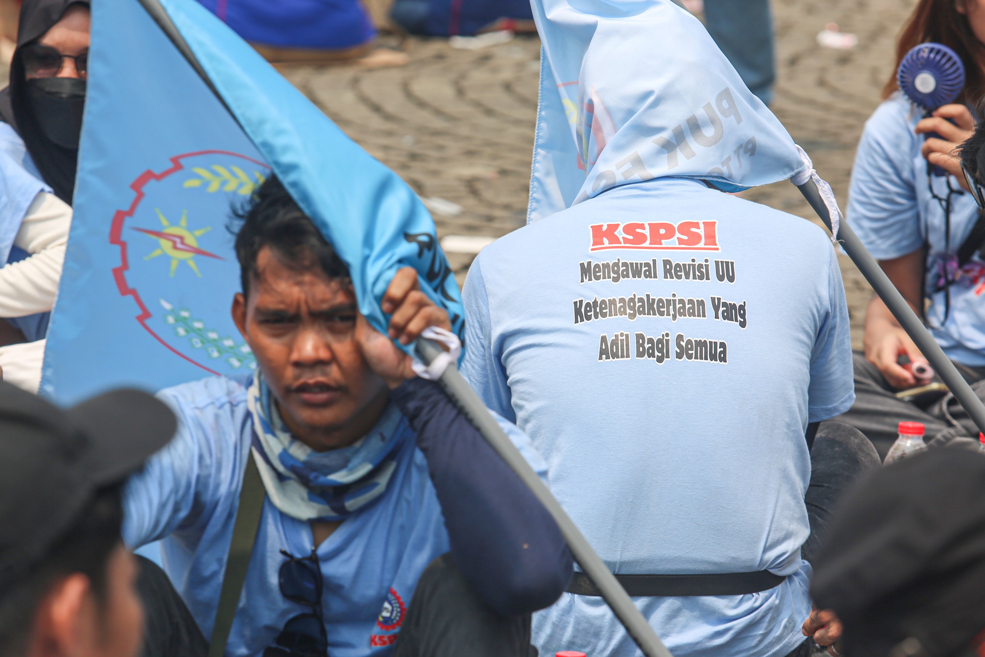 Buruh beristirahat saat mengikuti acara peringatan Hari Buruh Internasional di kawasan Monumen Nasional (Monas), Jakarta, Kamis (1/5/2025). Pada momentum tersebut mereka menyampaikan sejumlah tuntutan kepada pemerintah diantaranya yakni penghapusan sistem outsourcing, pemberian upah layak dan pengesahan Revisi Undang-Undang (RUU) Ketenagakerjaan.