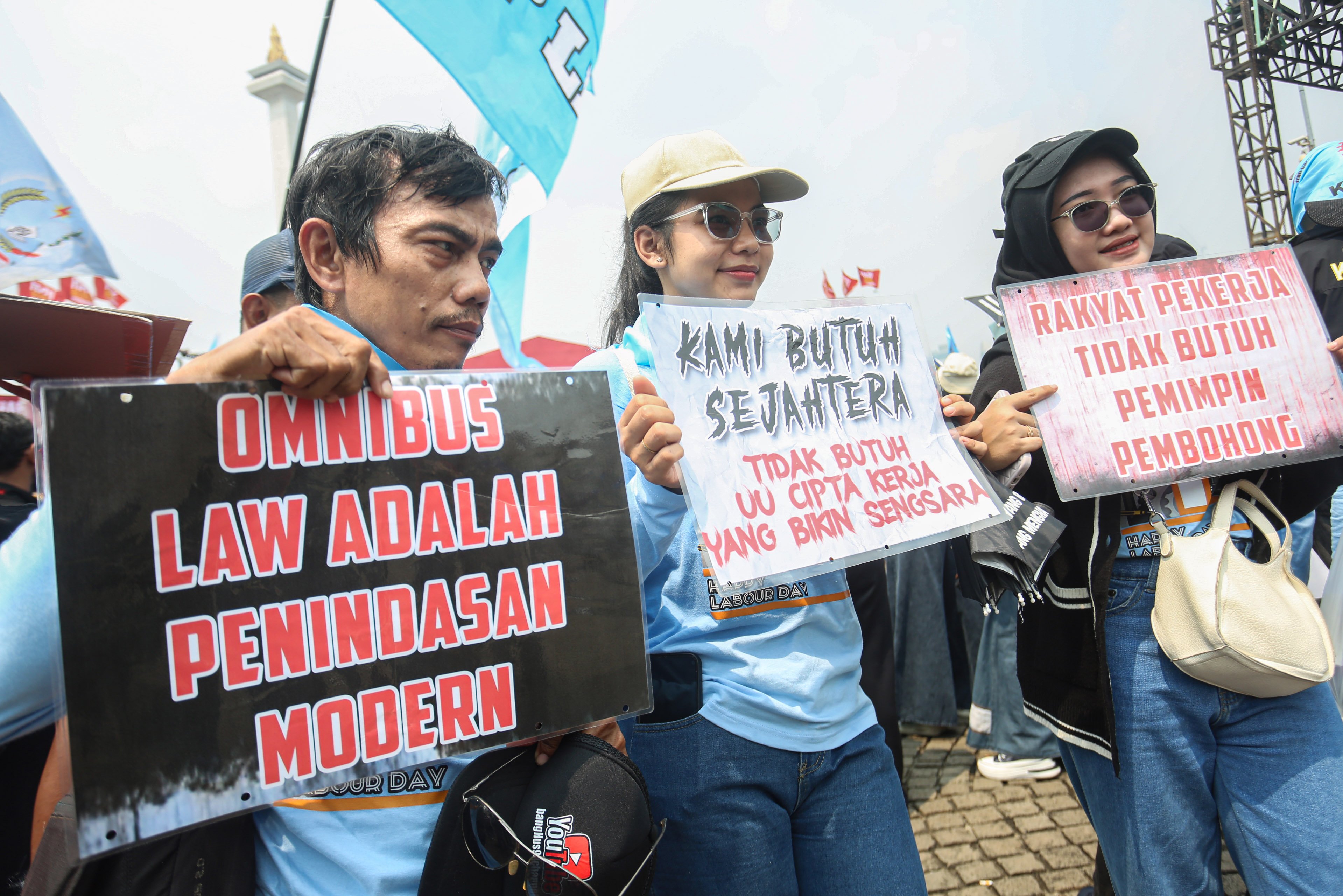 Sejumlah buruh membawa poster tuntutan saat mengikuti acara peringatan Hari Buruh Internasional di kawasan Monumen Nasional (Monas), Jakarta, Kamis (1/5/2025). Pada momentum tersebut mereka menyampaikan sejumlah tuntutan kepada pemerintah diantaranya yakni penghapusan sistem outsourcing, pemberian upah layak dan pengesahan Revisi Undang-Undang (RUU) Ketenagakerjaan.