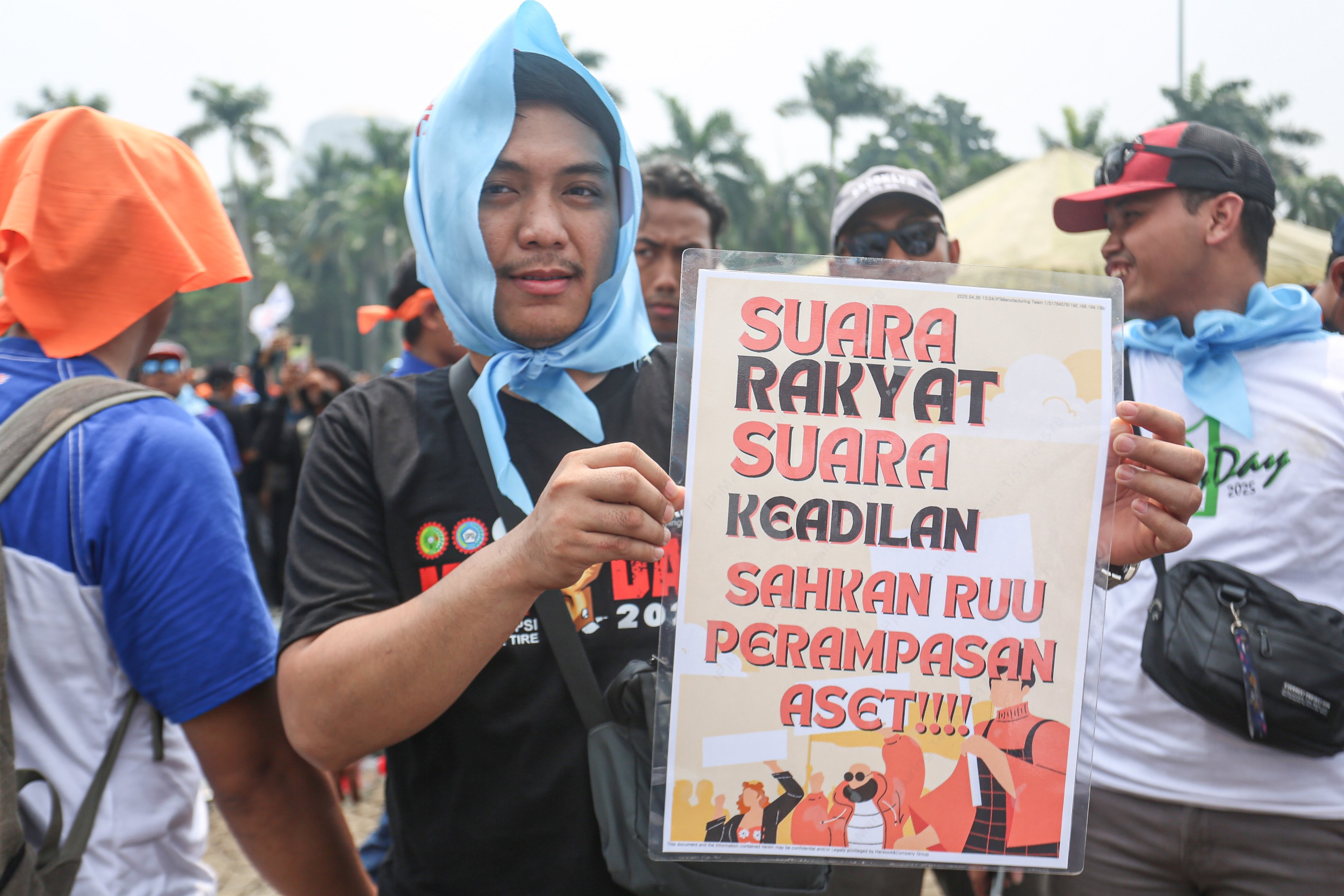 Buruh membawa poster tuntutan saat mengikuti acara peringatan Hari Buruh Internasional di kawasan Monumen Nasional (Monas), Jakarta, Kamis (1/5/2025). Pada momentum tersebut mereka menyampaikan sejumlah tuntutan kepada pemerintah diantaranya yakni penghapusan sistem outsourcing, pemberian upah layak dan pengesahan Revisi Undang-Undang (RUU) Ketenagakerjaan.