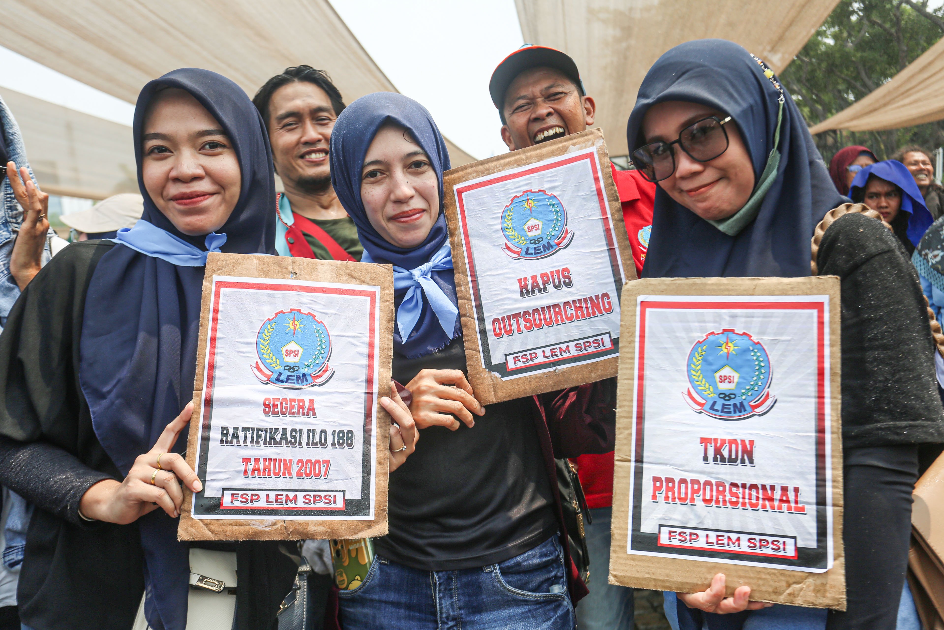 Sejumlah buruh membawa poster tuntutan saat mengikuti acara peringatan Hari Buruh Internasional di kawasan Monumen Nasional (Monas), Jakarta, Kamis (1/5/2025). Pada momentum tersebut mereka menyampaikan sejumlah tuntutan kepada pemerintah diantaranya yakni penghapusan sistem outsourcing, pemberian upah layak dan pengesahan Revisi Undang-Undang (RUU) Ketenagakerjaan.