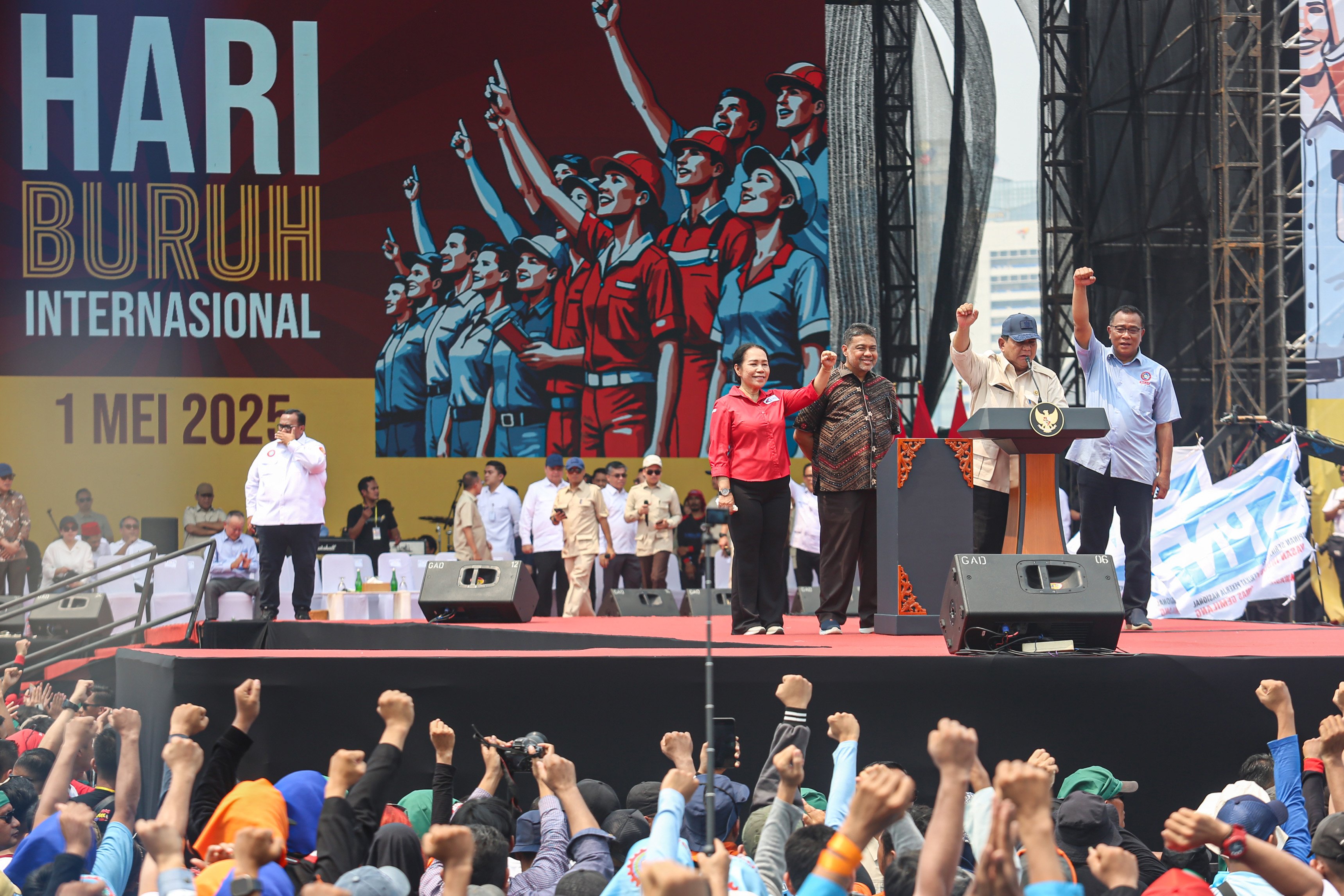 Presiden Prabowo Subianto (kedua kanan) didampingi Presiden Konfederasi Serikat Pekerja Indonesia (KSPI) Said Iqbal (kedua kiri), Presiden Konfederasi Serikat Buruh Seluruh Indonesia (KSBSI) Elly Rosita Silaban (kiri) dan Ketua Umum Konfederasi Serikat Pekerja Seluruh Indonesia (KSPSI) Pembaruan Jumhur Hidayat (kanan) menyampaikan pidatonya pada acara peringatan Hari Buruh Internasional di kawasan Monumen Nasional (Monas), Jakarta, Kamis (1/5/2025). 