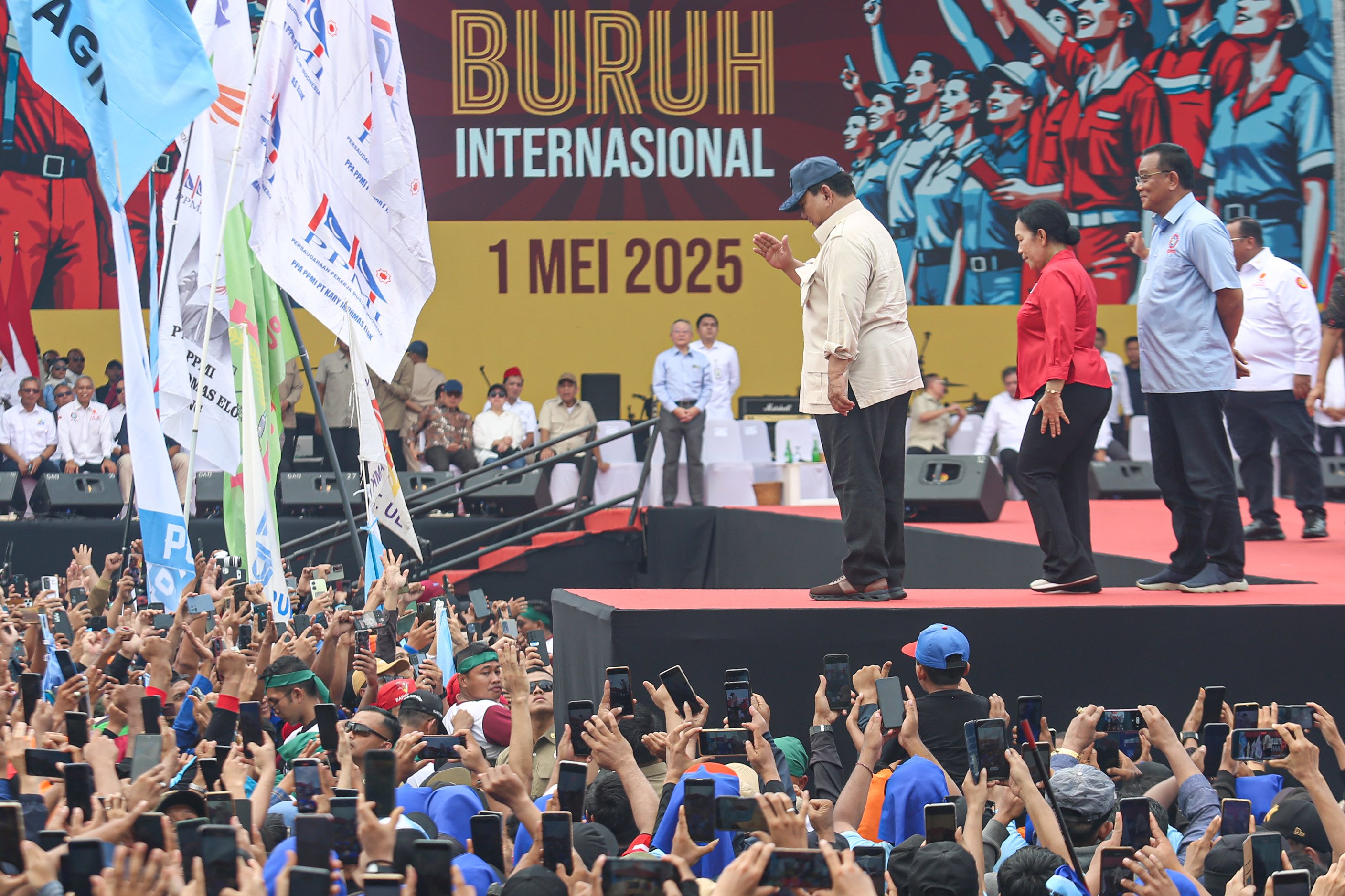 Presiden Prabowo Subianto (kiri) menyapa buruh saat menghadiri acara peringatan Hari Buruh Internasional di kawasan Monumen Nasional (Monas), Jakarta, Kamis (1/5/2025). Pada momentum tersebut buruh menyampaikan sejumlah tuntutan kepada pemerintah diantaranya yakni penghapusan sistem outsourcing, pemberian upah layak dan pengesahan Revisi Undang-Undang (RUU) Ketenagakerjaan.