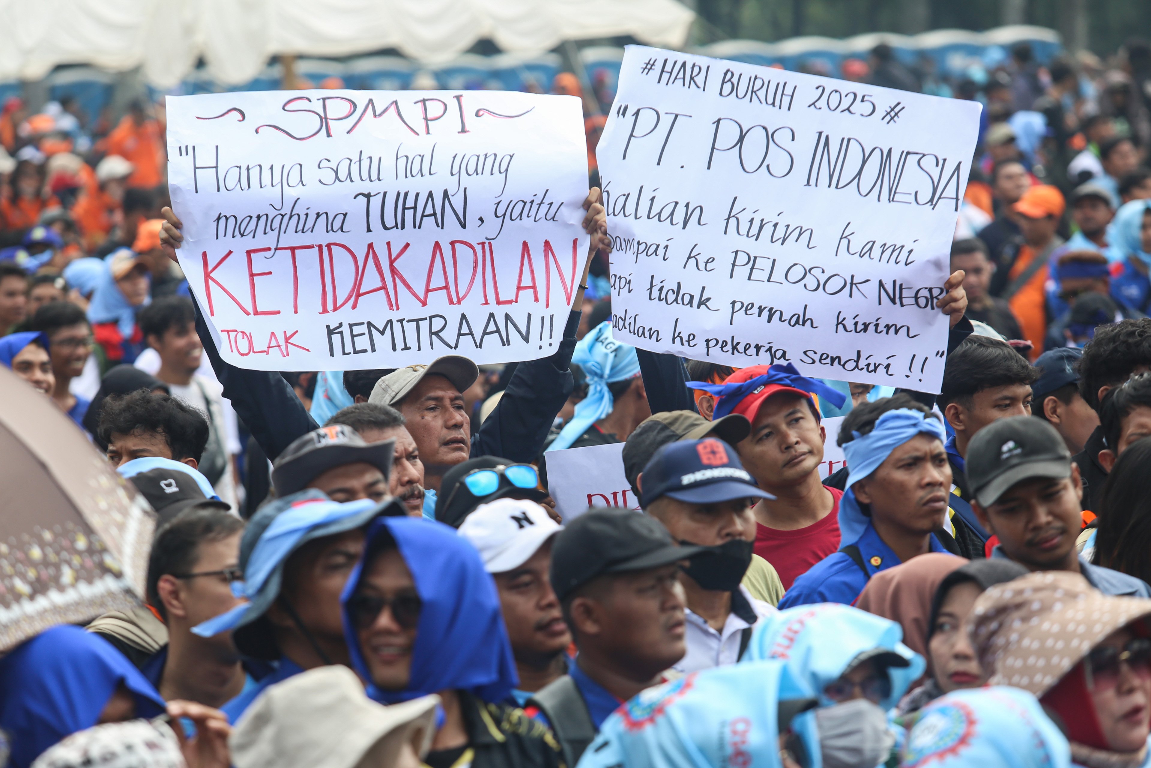 Buruh dari berbagai elemen mengikuti acara peringatan Hari Buruh Internasional di kawasan Monumen Nasional (Monas), Jakarta, Kamis (1/5/2025). Pada momentum tersebut mereka menyampaikan sejumlah tuntutan kepada pemerintah diantaranya yakni penghapusan sistem outsourcing, pemberian upah layak dan pengesahan Revisi Undang-Undang (RUU) Ketenagakerjaan.