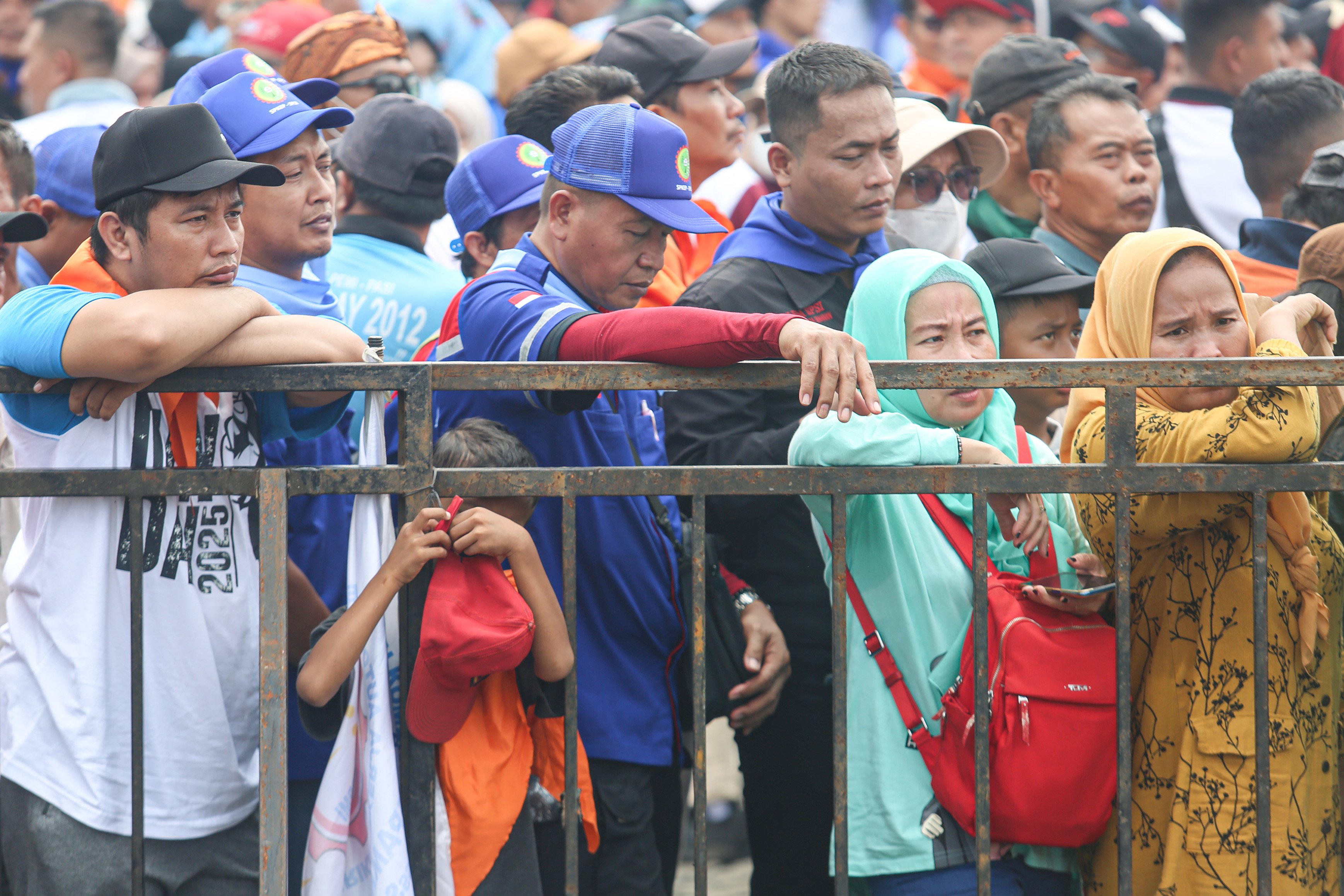 Buruh dari berbagai elemen mengikuti acara peringatan Hari Buruh Internasional di kawasan Monumen Nasional (Monas), Jakarta, Kamis (1/5/2025). Pada momentum tersebut mereka menyampaikan sejumlah tuntutan kepada pemerintah diantaranya yakni penghapusan sistem outsourcing, pemberian upah layak dan pengesahan Revisi Undang-Undang (RUU) Ketenagakerjaan.
