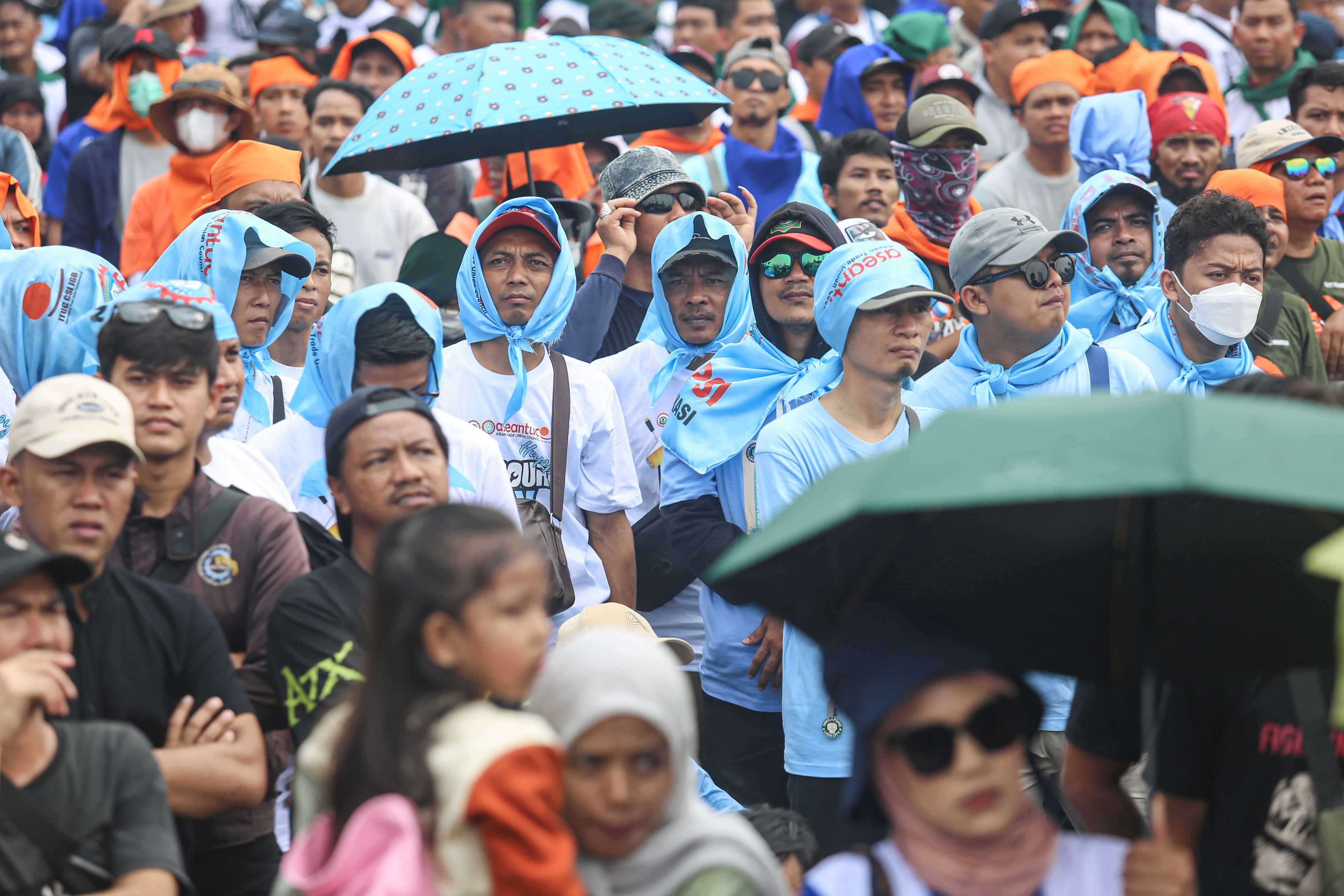 Buruh dari berbagai elemen mengikuti acara peringatan Hari Buruh Internasional di kawasan Monumen Nasional (Monas), Jakarta, Kamis (1/5/2025). Pada momentum tersebut mereka menyampaikan sejumlah tuntutan kepada pemerintah diantaranya yakni penghapusan sistem outsourcing, pemberian upah layak dan pengesahan Revisi Undang-Undang (RUU) Ketenagakerjaan.
