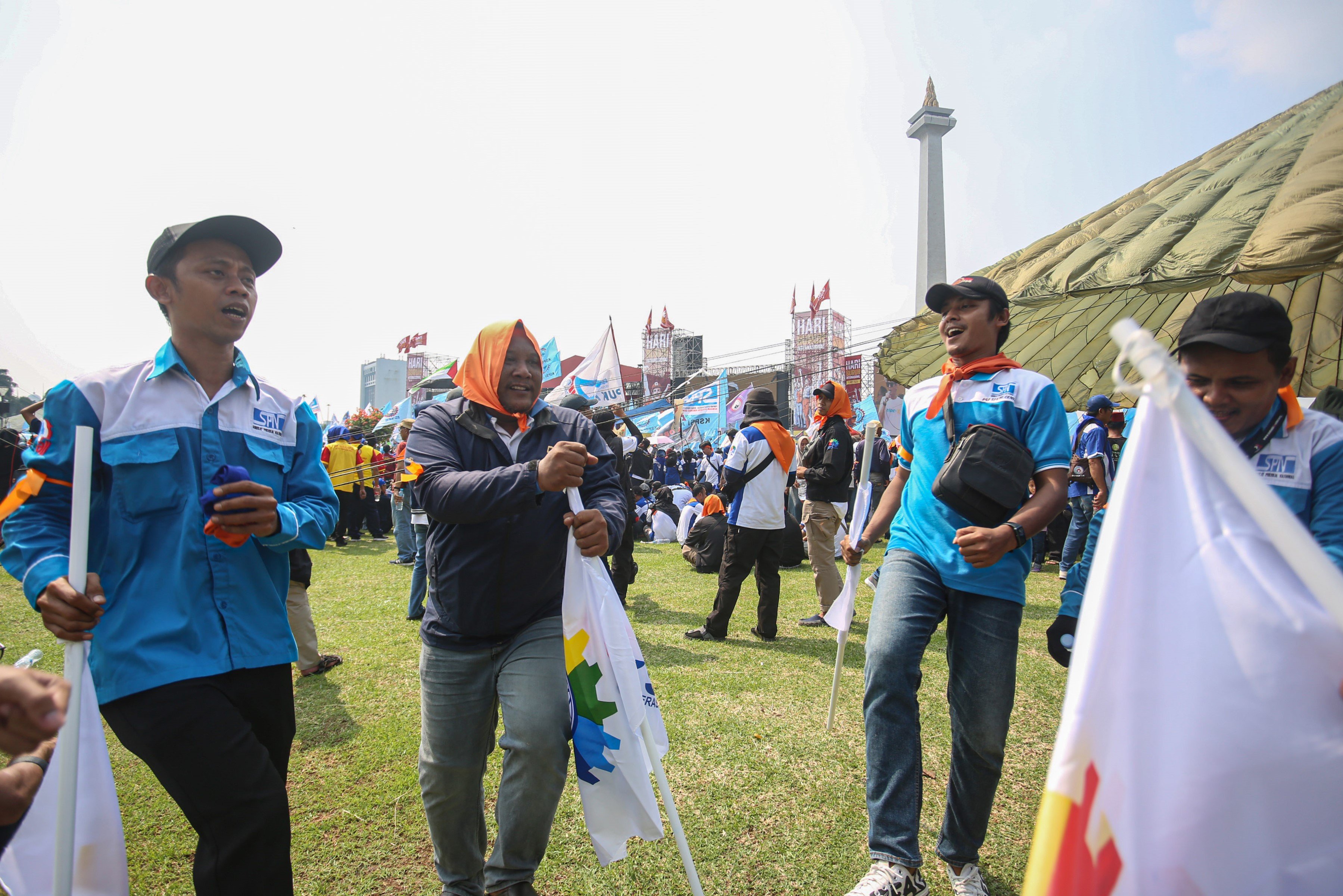 Sejumlah buruh bernyanyi dan berjoget bersama saat band Wali tampil di atas panggung pada acara peringatan Hari Buruh Internasional di kawasan Monumen Nasional (Monas), Jakarta, Kamis (1/5/2025). Pada momentum tersebut mereka menyampaikan sejumlah tuntutan kepada pemerintah diantaranya yakni penghapusan sistem outsourcing, pemberian upah layak dan pengesahan Revisi Undang-Undang (RUU) Ketenagakerjaan.
