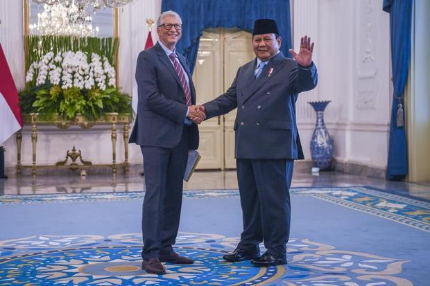 Presiden Prabowo Subianto (kanan) berjabat tangan dengan Pendiri Microsoft dan tokoh filantropi dunia Bill Gates (kiri) di ruang kredensial, Istana Merdeka, Jakarta, Senin (5/5/2025). Pertemuan tersebut membahas sejumlah inisiatif pembangunan berkelanjutan, khususnya pada isu kesehatan global, nutrisi, inklusi keuangan, dan infrastruktur digital publik.