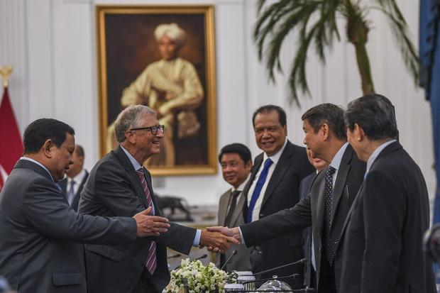 Presiden Prabowo Subianto (kiri) memperkenalkan sejumlah pengusaha kepada Pendiri Microsoft dan tokoh filantropi dunia Bill Gates (kedua kiri) sebelum melakukan pertemuan di Istana Merdeka, Jakarta, Rabu (7/5/2025). Pertemuan tersebut membahas sejumlah inisiatif pembangunan berkelanjutan, khususnya pada isu kesehatan global, nutrisi, inklusi keuangan, dan infrastruktur digital publik.