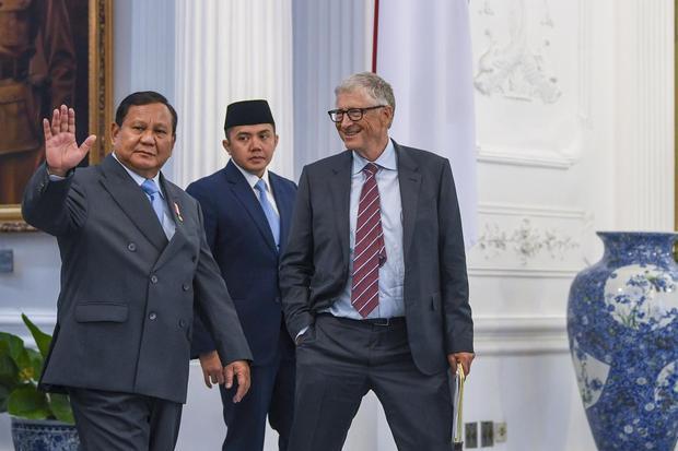 Presiden Prabowo Subianto (kiri) bersama Pendiri Microsoft dan tokoh filantropi dunia Bill Gates (kanan) didampingi Seskab Teddy Indra Wijaya (tengah) berjalan meninggalkan ruang usai melakukan pertemuan dengan para pengusaha di Istana Merdeka, Jakarta, Rabu (7/5/2025). Pertemuan tersebut membahas sejumlah inisiatif pembangunan berkelanjutan, khususnya pada isu kesehatan global, nutrisi, inklusi keuangan, dan infrastruktur digital publik.