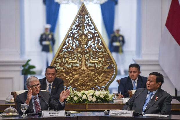 Presiden Prabowo Subianto (kanan) bersama Pendiri Microsoft dan tokoh filantropi dunia Bill Gates (kiri) didampingi Mensesneg Prasetyo Hadi (kedua kiri) dan Seskab Teddy Indra Wijaya (kedua kanan) melakukan pertemuan dengan para pengusaha di Istana Merdeka, Jakarta, Rabu (7/5/2025). Pertemuan tersebut membahas sejumlah inisiatif pembangunan berkelanjutan, khususnya pada isu kesehatan global, nutrisi, inklusi keuangan, dan infrastruktur digital publik.