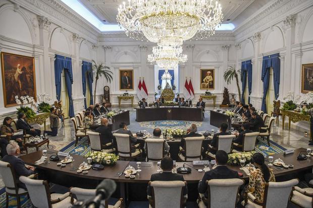 Presiden Prabowo Subianto (tengah, kanan) bersama Pendiri Microsoft dan tokoh filantropi dunia Bill Gates (tengah, kiri) melakukan pertemuan dengan para pengusaha di Istana Merdeka, Jakarta, Rabu (7/5/2025). Pertemuan tersebut membahas sejumlah inisiatif pembangunan berkelanjutan, khususnya pada isu kesehatan global, nutrisi, inklusi keuangan, dan infrastruktur digital publik.